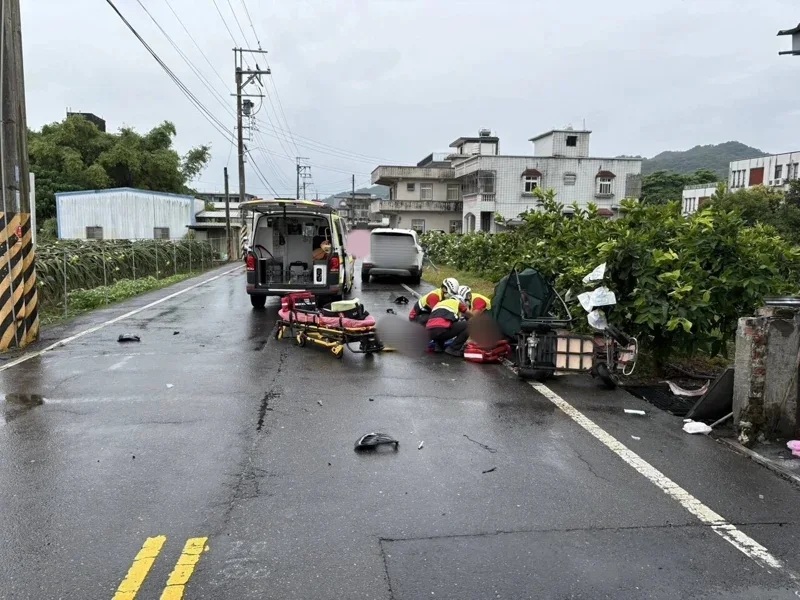 一名年輕葉姓四寶媽開車載3幼童出門，在無號誌路口撞擊乘坐代步車的老婦人，造成老婦傷重不治，警方到場更發現，葉姓女駕駛當時車上的3名小孩都沒坐安全座椅。（翻攝畫面）