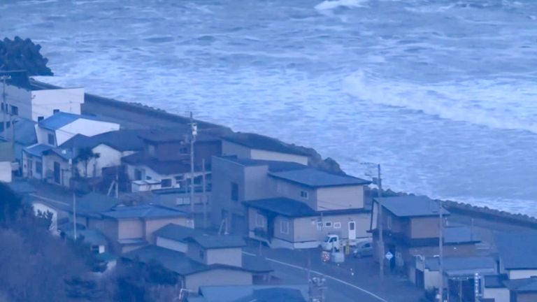 日本東北外海強震後，當局已發布海嘯警報，呼籲民眾遠離海岸。（翻攝SKY NEWS畫面）