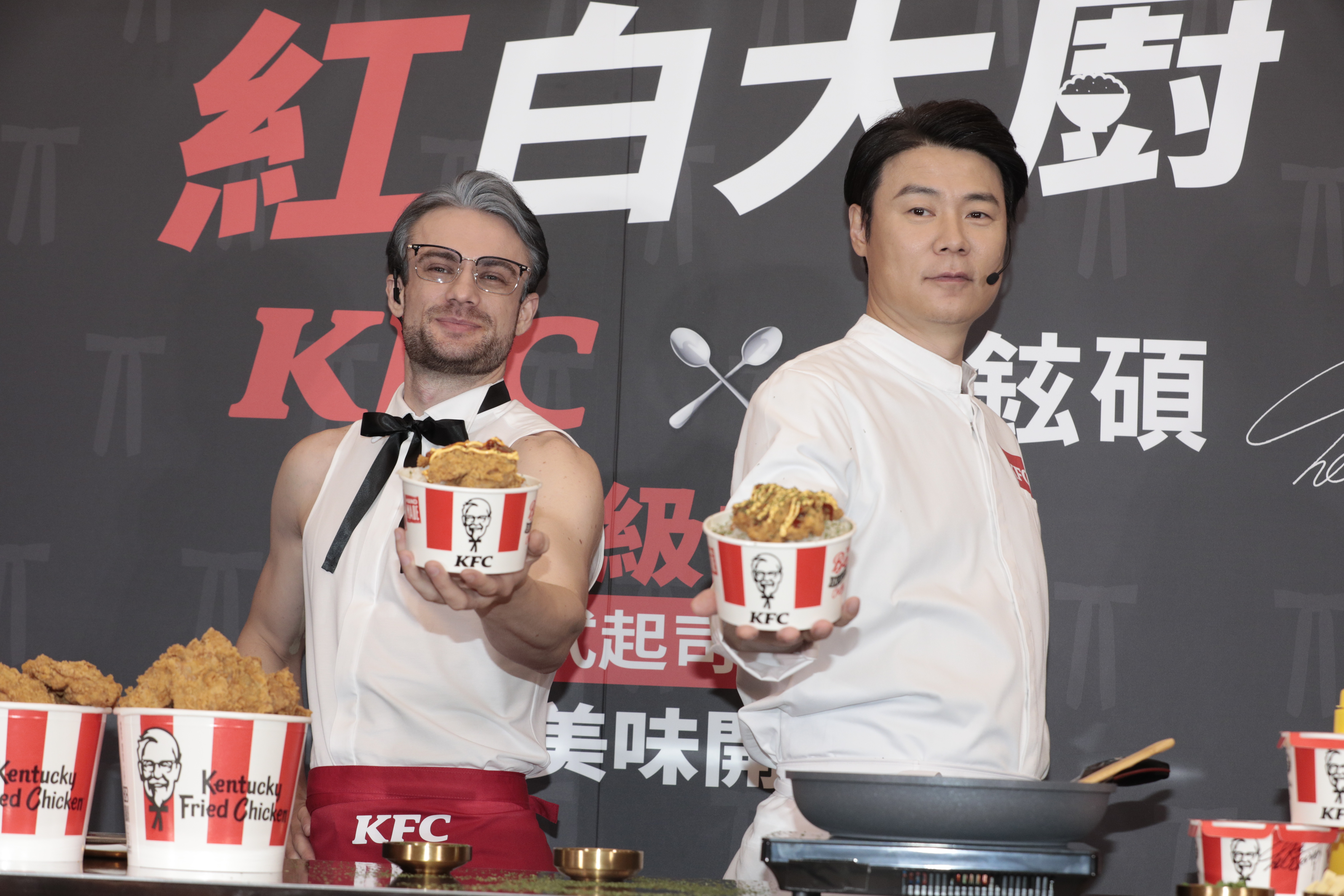 崔鉉碩在記者會上問〈韓式起司脆雞飯〉何時上市，他想自己去買來吃吃看。