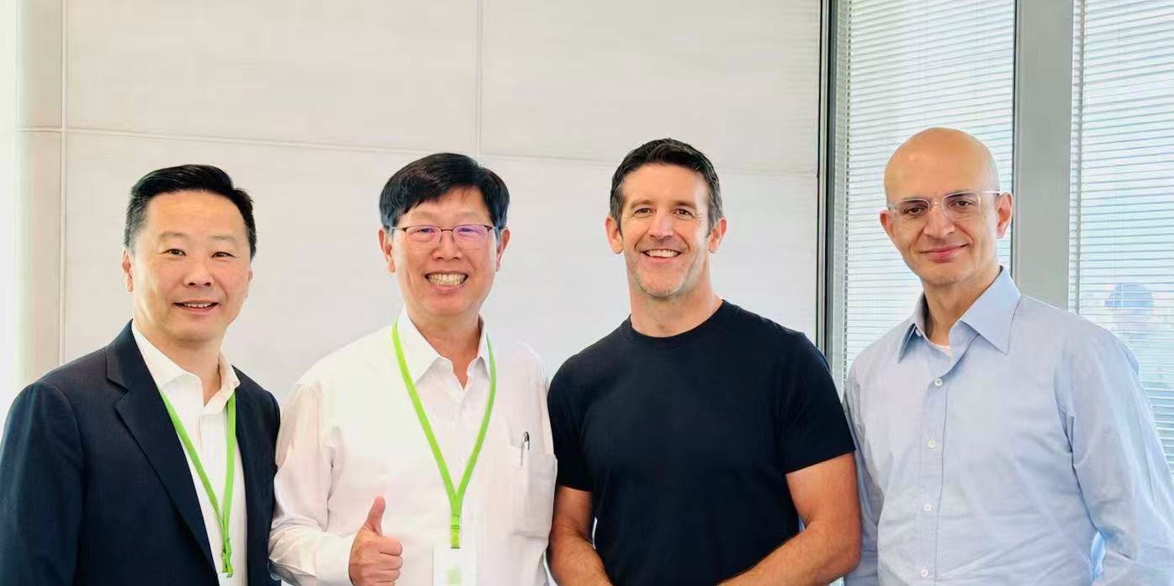 今(11)日一早,鴻海集團官網低調放出一張蘋果新任執行長特納斯與鴻海集團董事長劉揚偉的合照。(翻攝自鴻海FB)