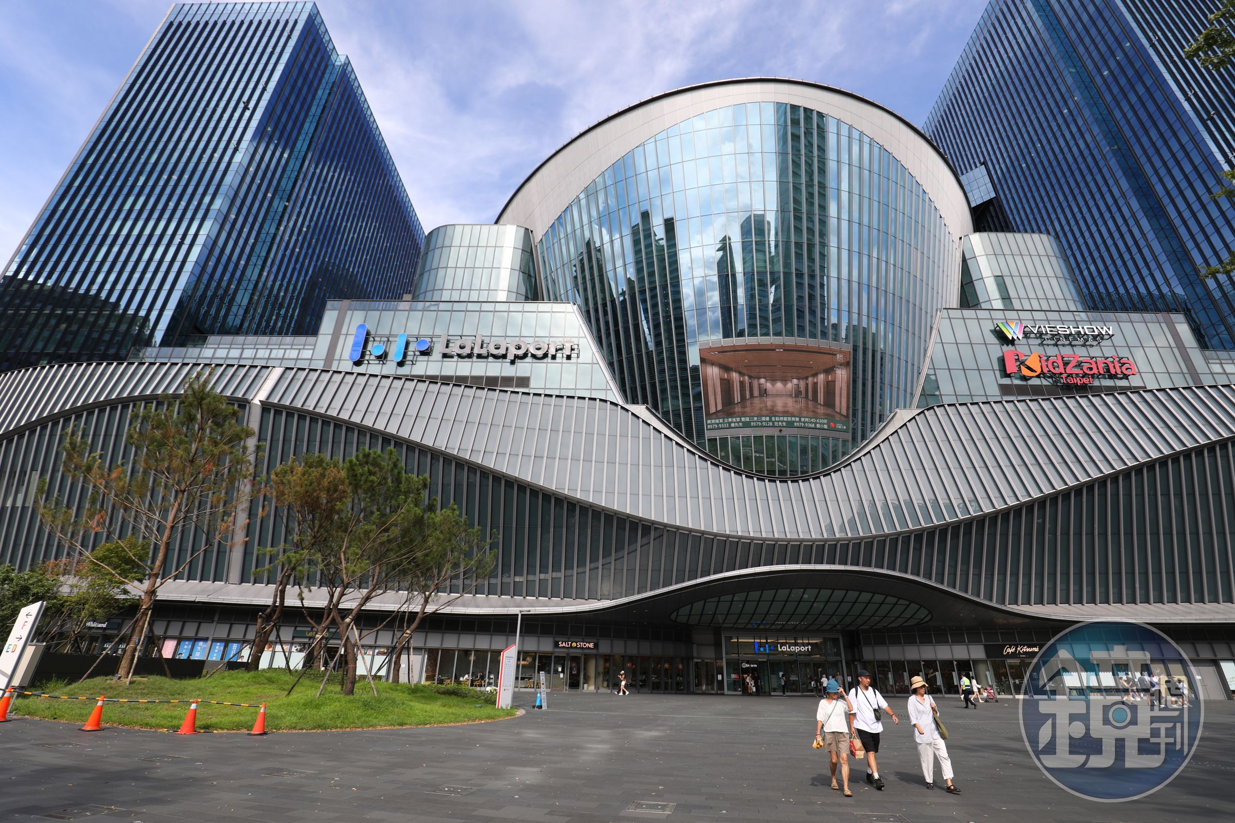 「Mitsui Shopping Park LaLaport 南港」共有超過300多間國內外品牌進駐，逛街購物、看電影及吃美食一站式滿足。