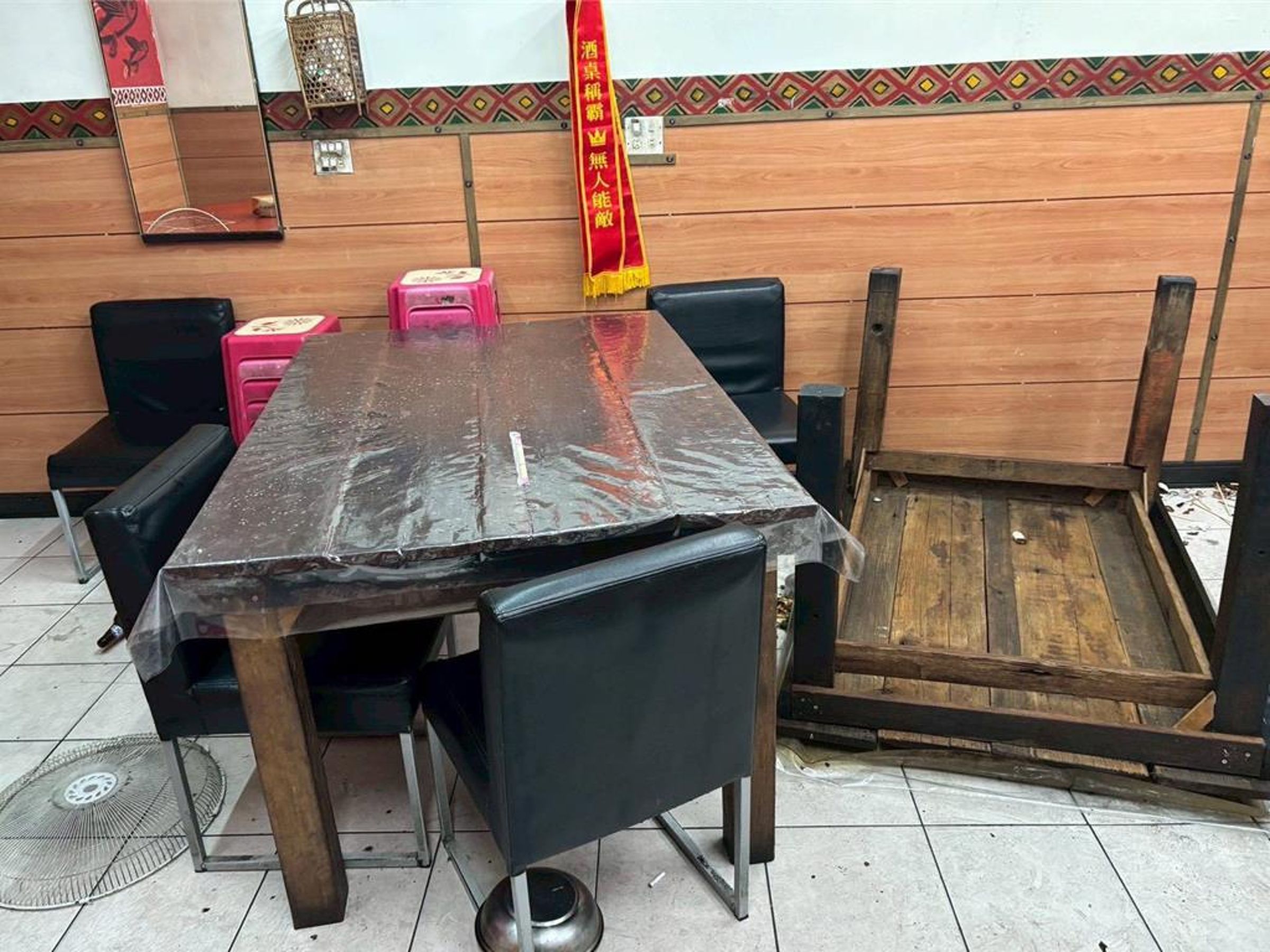 小吃店遭砸現場,桌椅翻覆,一片混亂。(翻攝畫面)