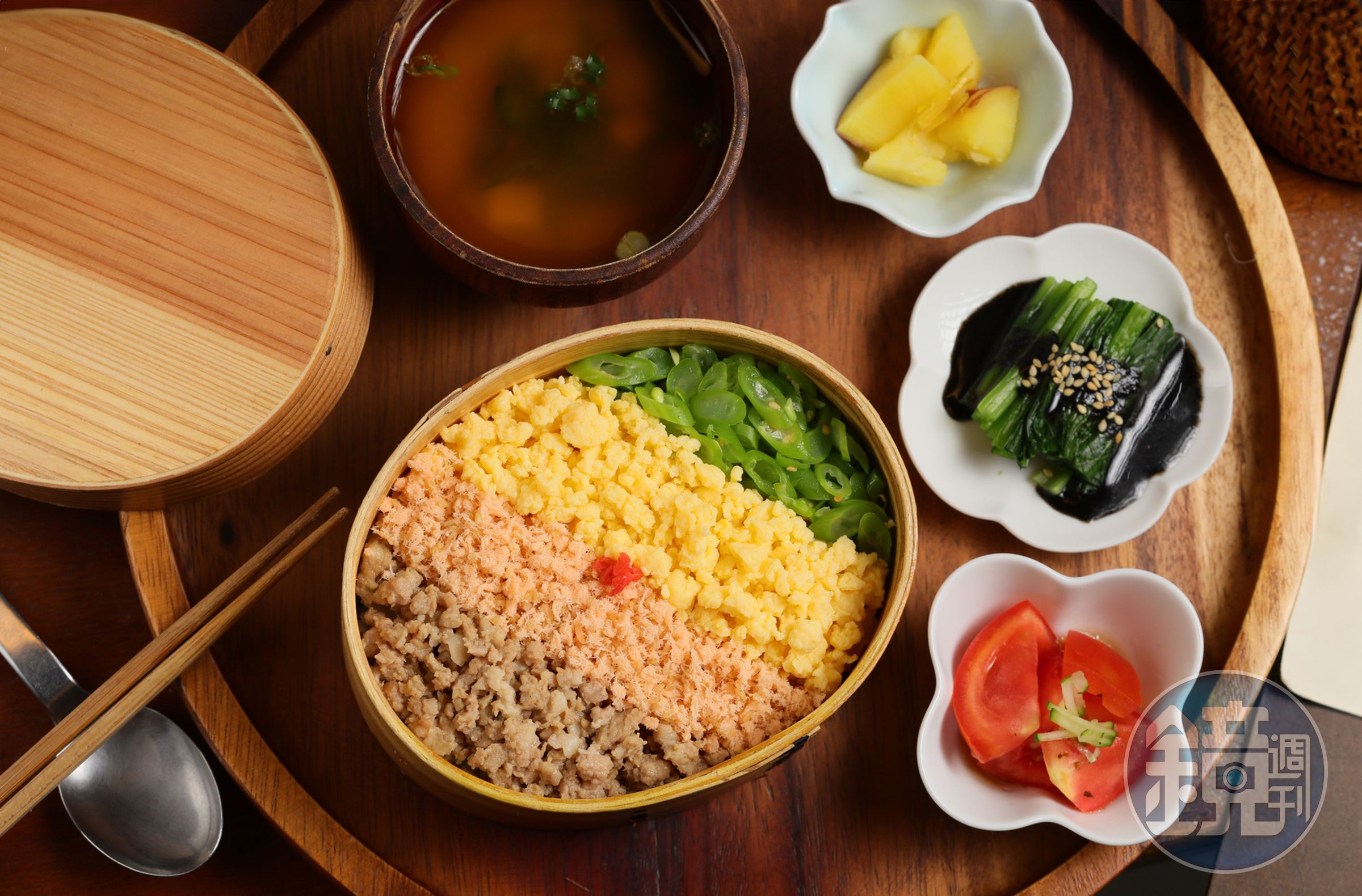 「Kitchen Island中島的「鮭魚四色飯」靈感來自日本媽媽手作的三色飯，多加鮭魚讓蛋白質加分。（290元／份）