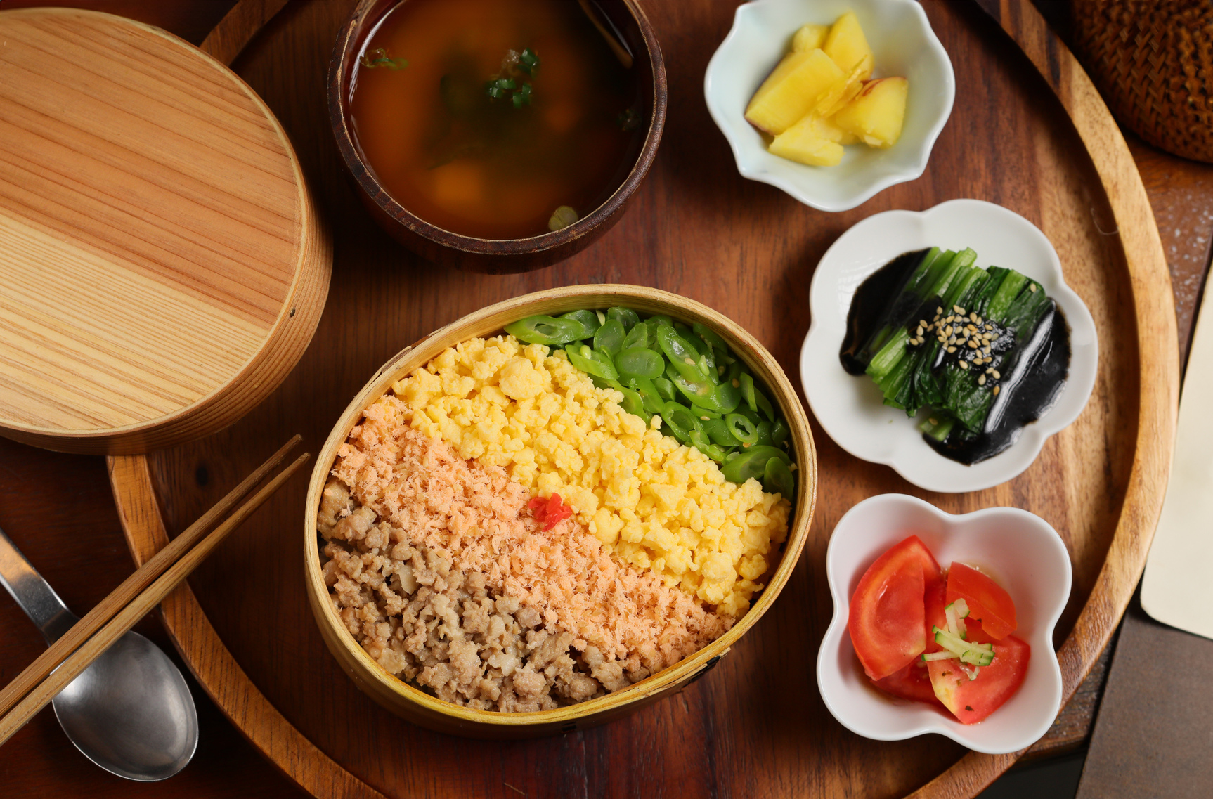 「Kitchen Island中島的「鮭魚四色飯」靈感來自日本媽媽手作的三色飯，多加鮭魚讓蛋白質加分。（290元／份）