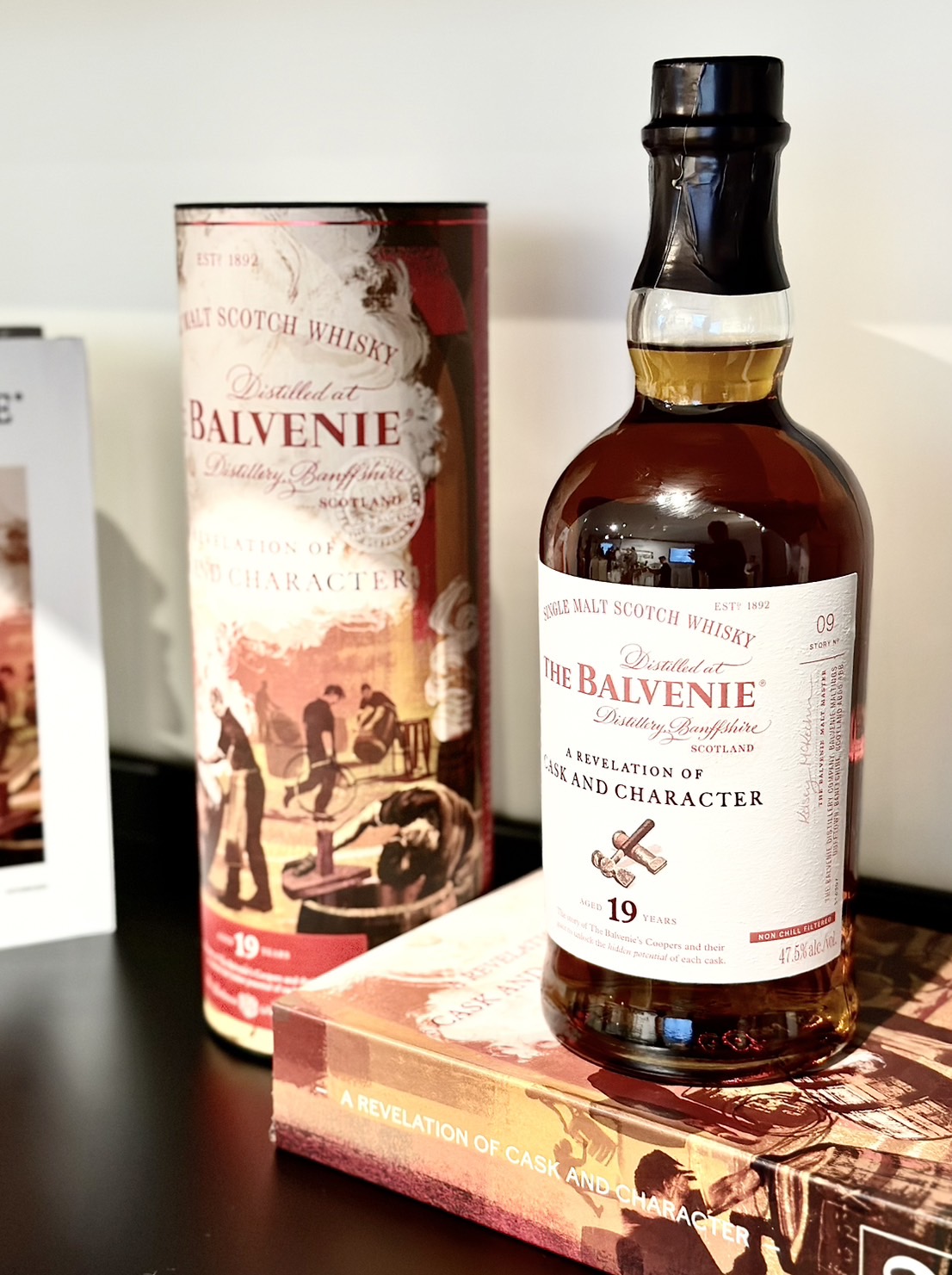 晚宴限定品飲的「百富故事系列19年桶錘之藝」為兩年限定裝瓶，受完即成絕響；即使過桶19年，仍帶有百富經典的蜂蜜甜意和溫柔餘韻。（11,000元／瓶）