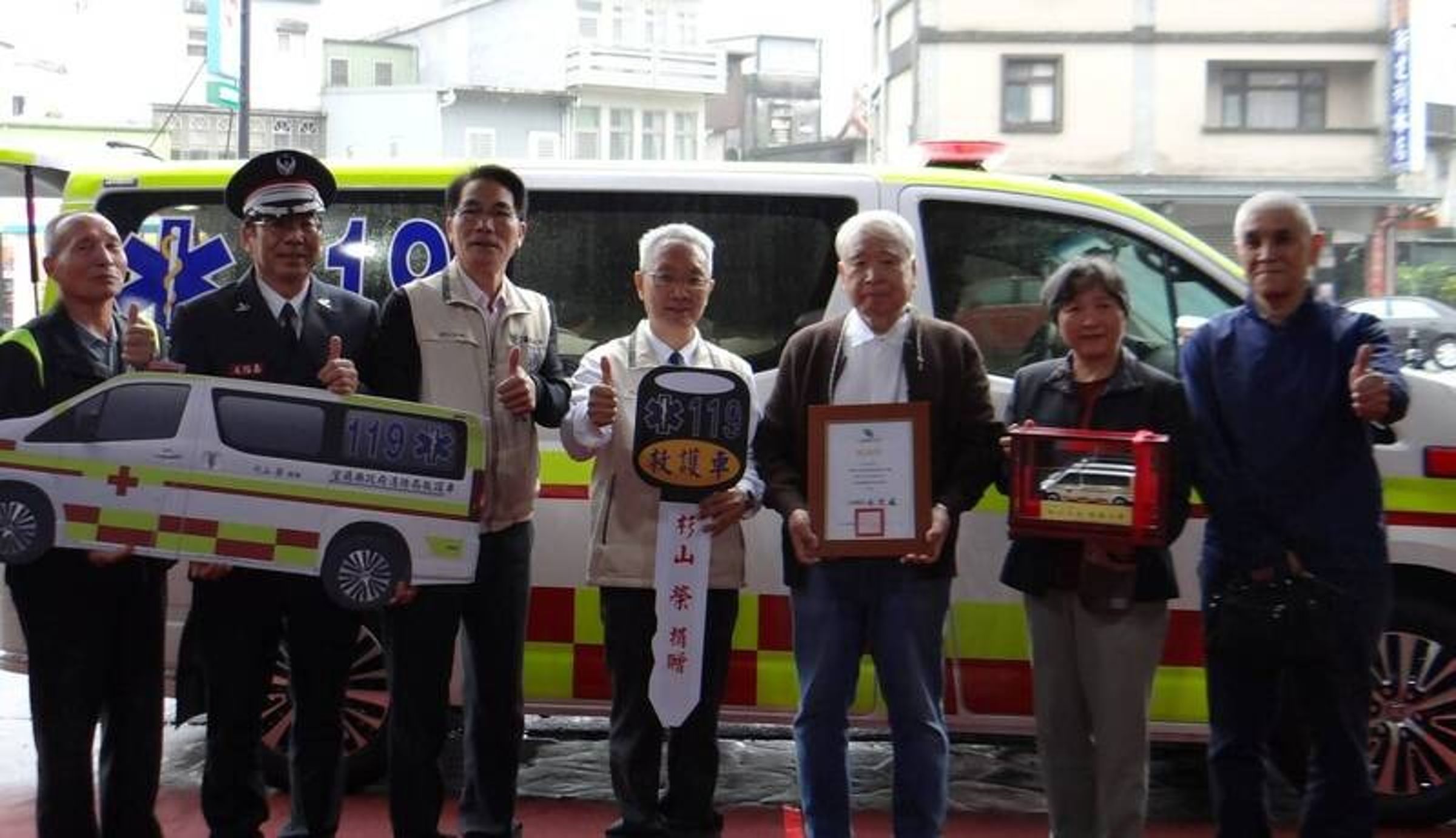日籍人士杉山榮先生慷慨捐贈一輛價值將近400萬元的全新救護車予宜蘭縣消防局。(宜蘭縣政府提供)