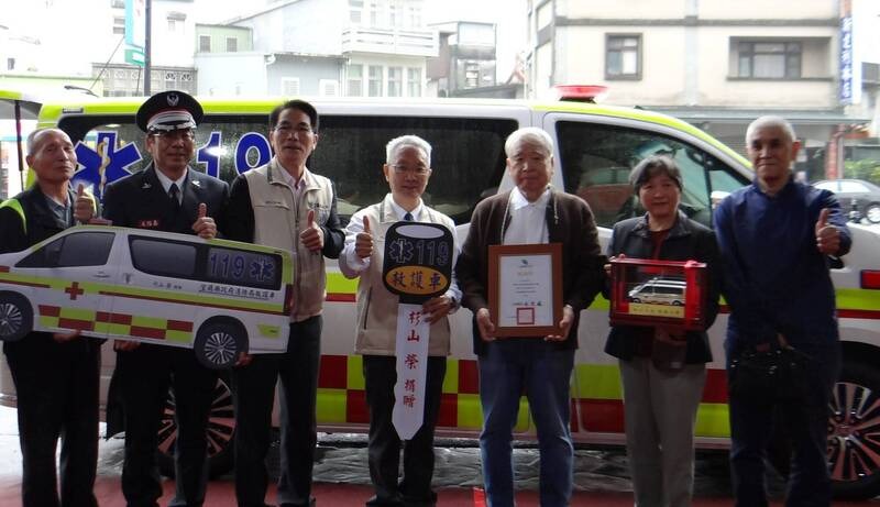 日籍人士杉山榮先生慷慨捐贈一輛價值將近400萬元的全新救護車予宜蘭縣消防局。（宜蘭縣政府提供）
