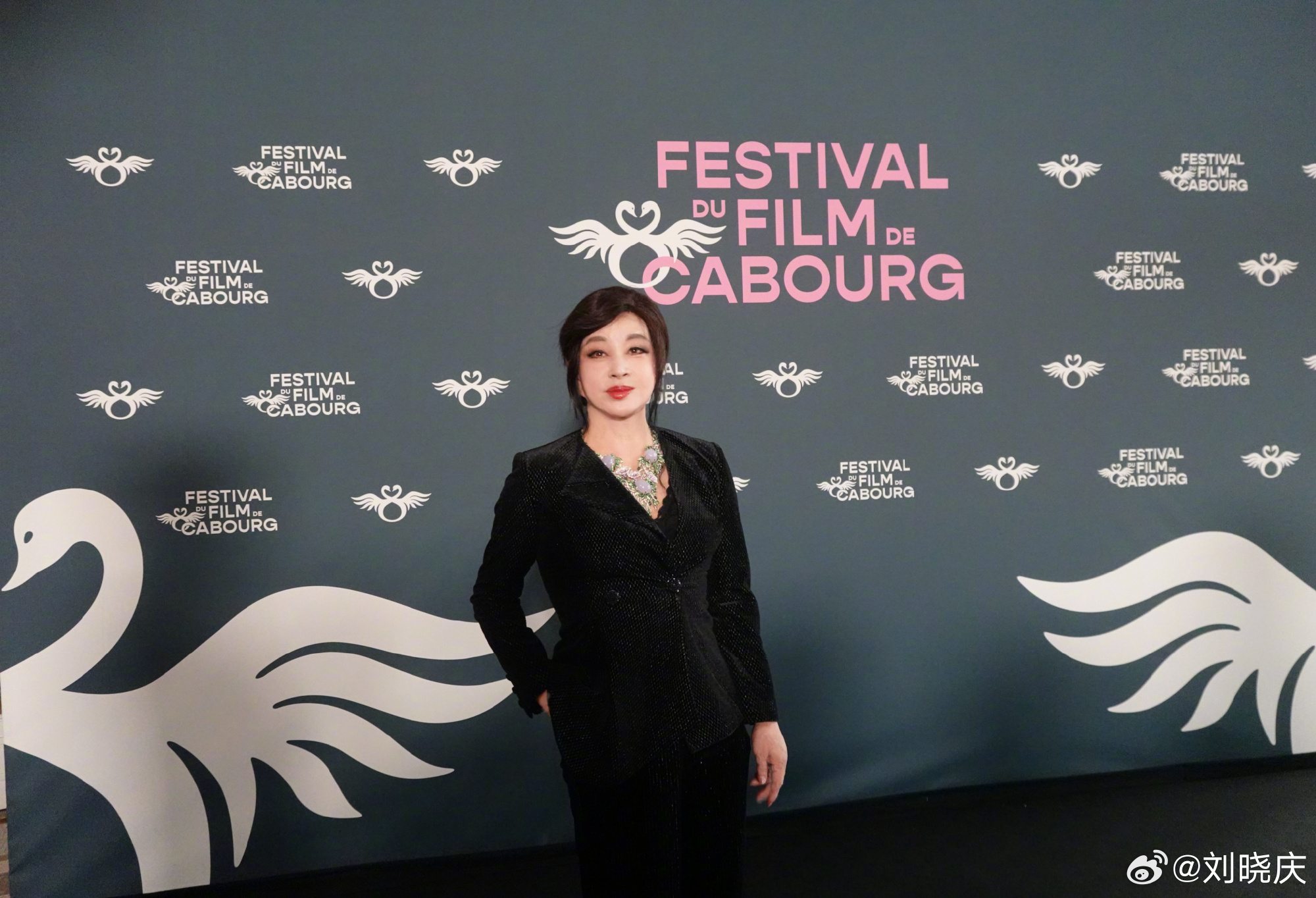 74歲的劉曉慶被爆婚內出軌，2015年交往小她20歲的攝影師，對方分手後還得了嚴重憂鬱症。（劉曉慶微博）