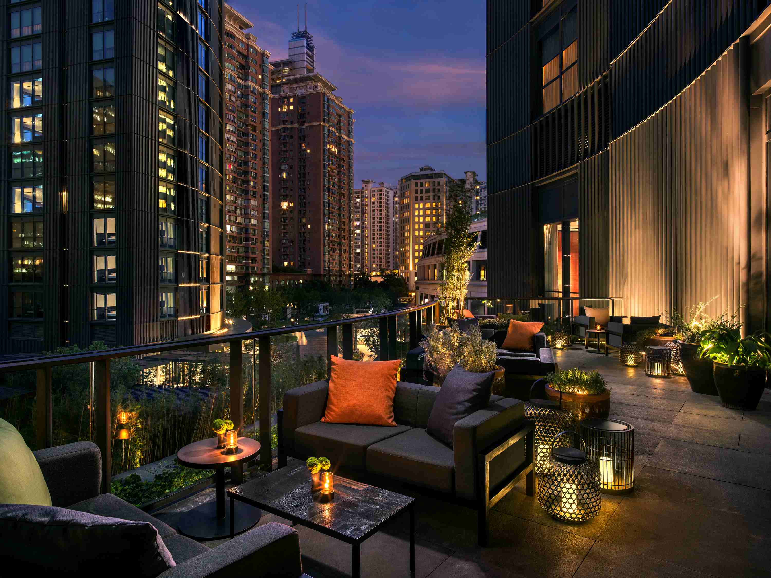 上海居舍的Lounge Terrace Café Gray,將十里洋場的繁華盡收眼中。(Upper House提供)