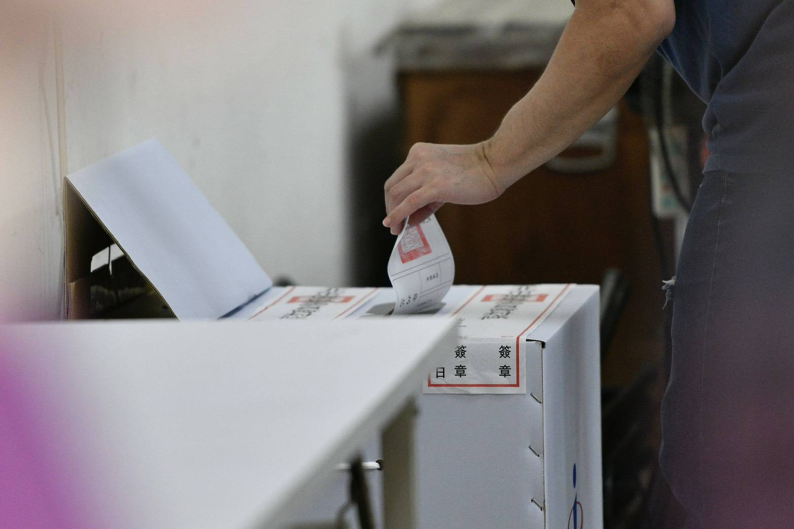 桃園市有位婦人在誤蓋自己的印章，試圖換新選票遭拒後，氣到直接把選票撕成兩半。（示意圖，鏡報李智為攝）