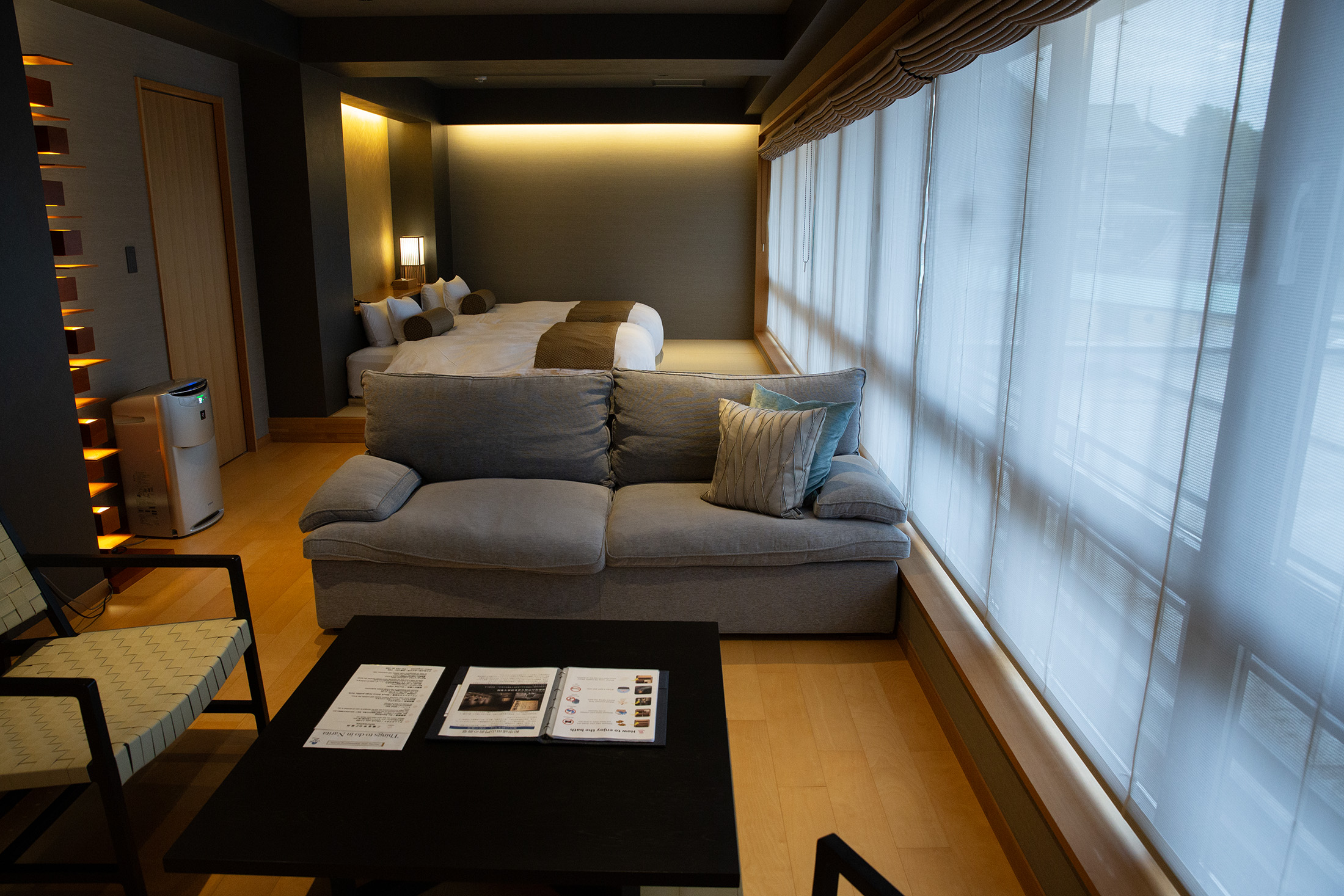 「Deluxe Suite」擁有面向成田山表參道的窗景。