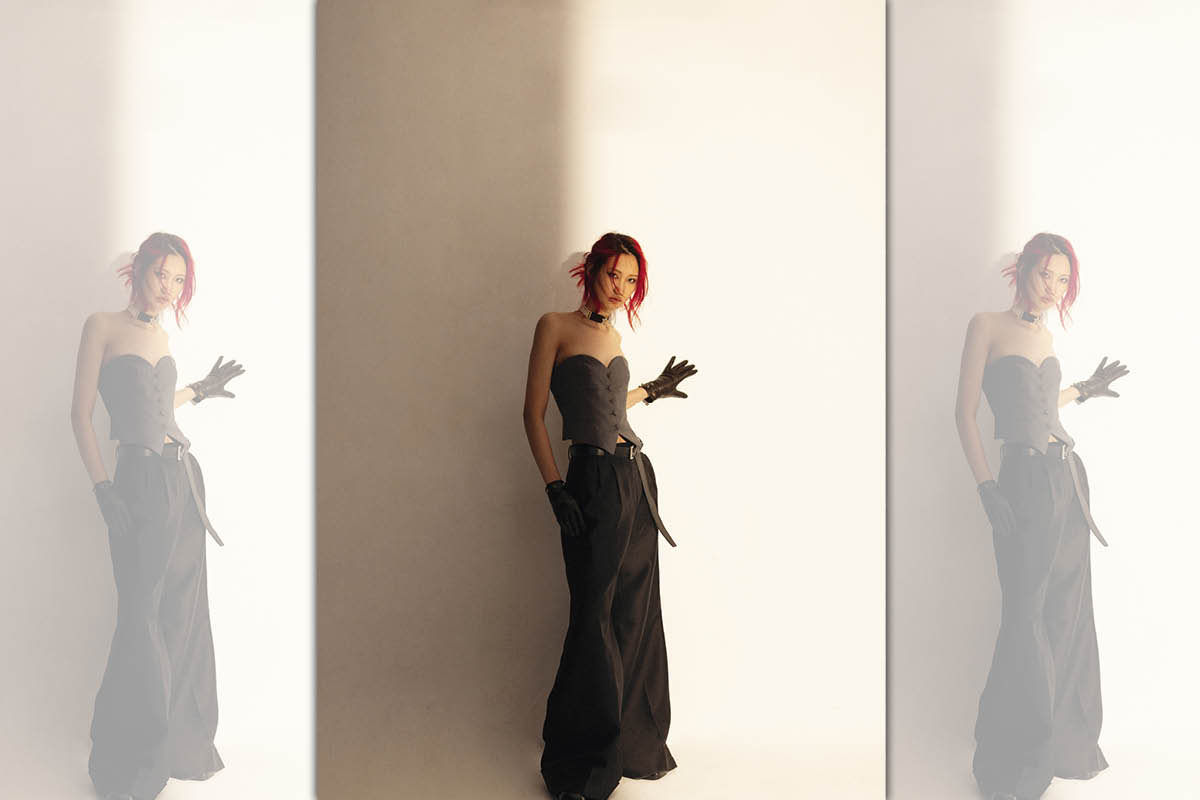 灰色馬甲，NT$76,800，by MOSCHINO；黑色寬版長褲，NT$72,000，by DIOR；亮面皮革樂福鞋，NT$42,000，by PRADA；緞帶珍珠金屬頸鍊，NT$62,000，by DIOR；Steph小羊皮手套，價格店洽，by Chloé；黑色皮帶，NT$23,500，by PRADA。