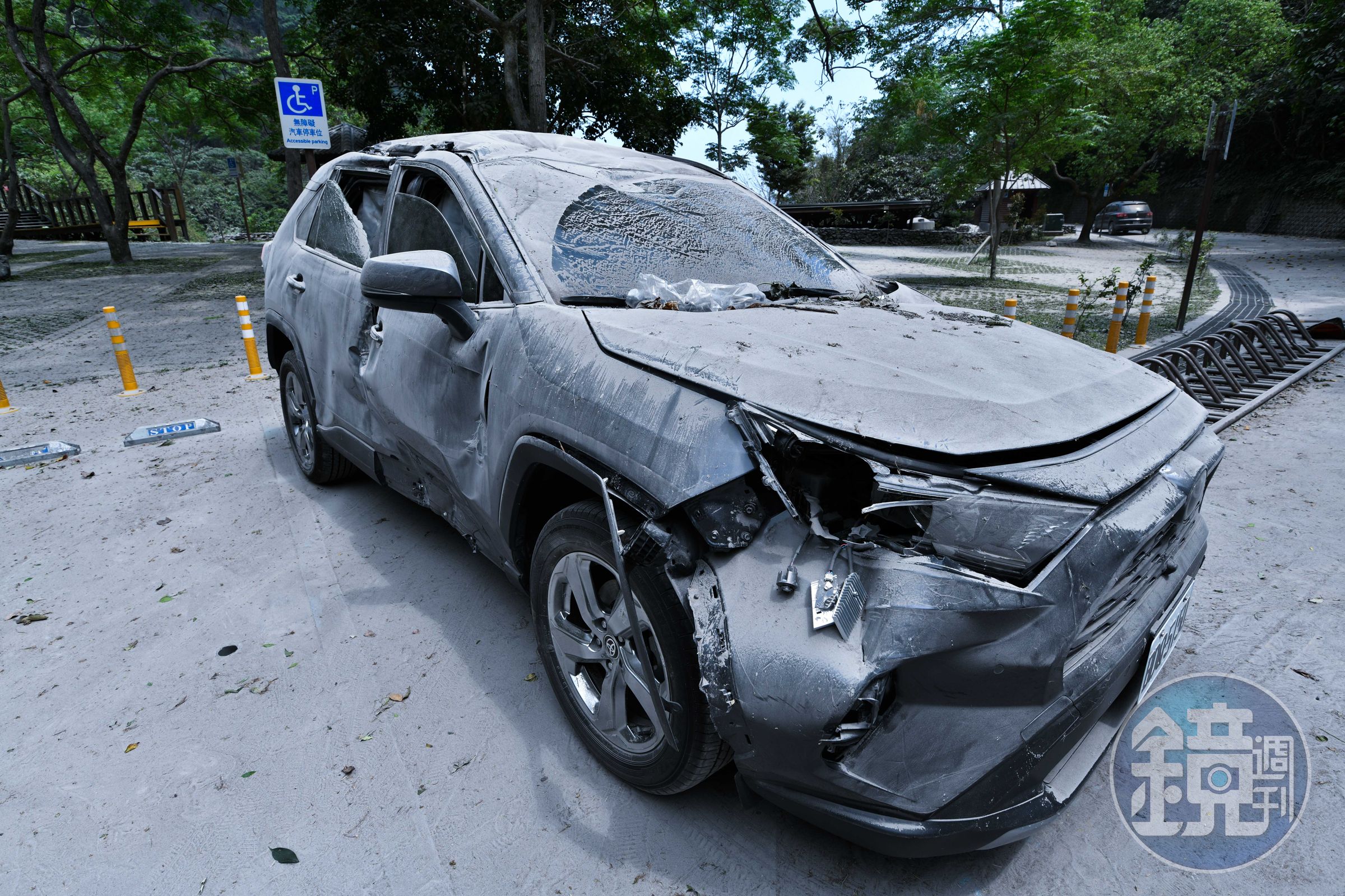 台9線上的車輛遭落石擊毀,畫面駭人。