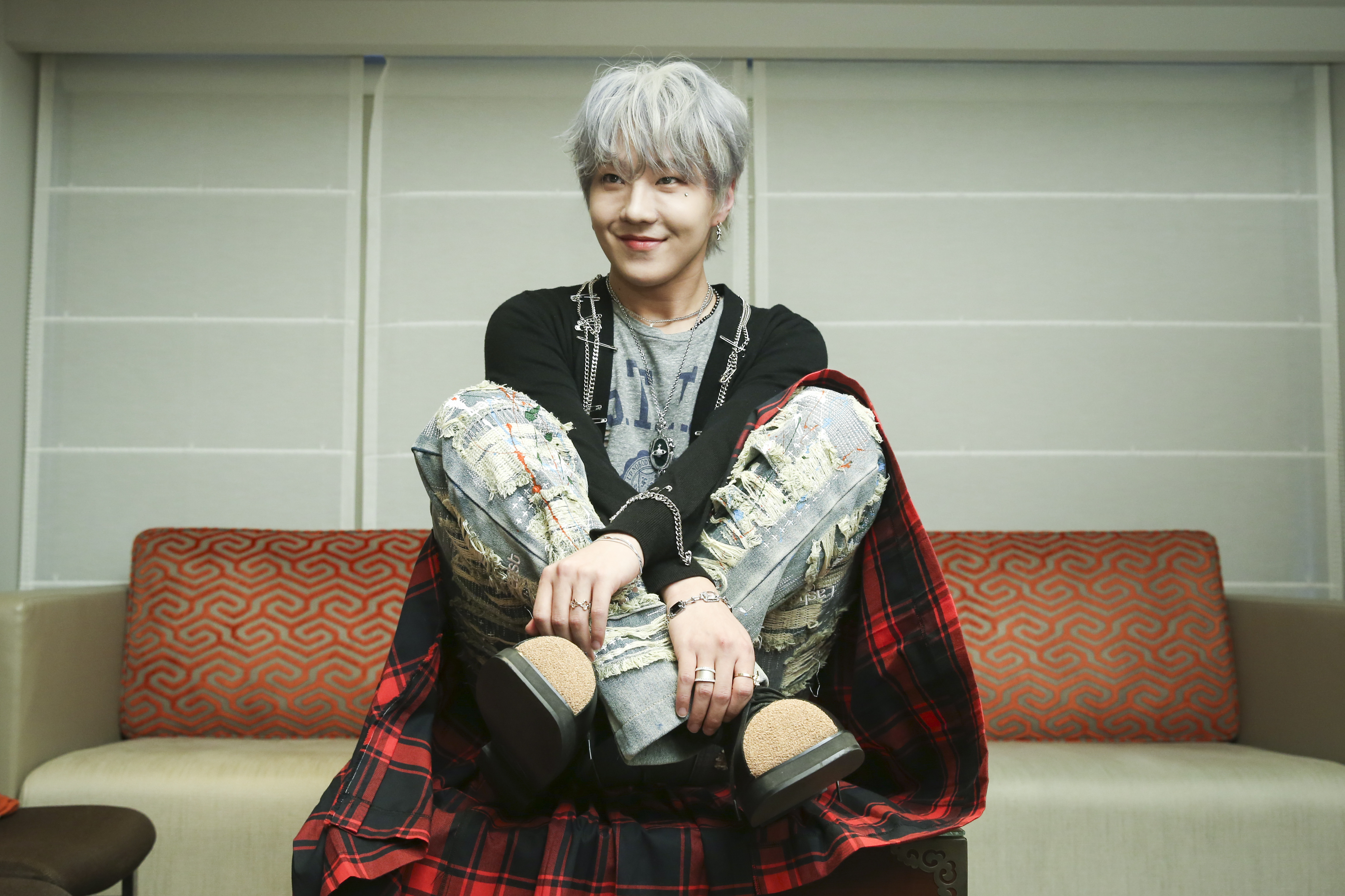 外表看似放蕩不羈的韓國歌手BE’O，私下經常關懷弱勢兒童，還因為拿到感謝信而哭哭，是不折不扣的大暖男。