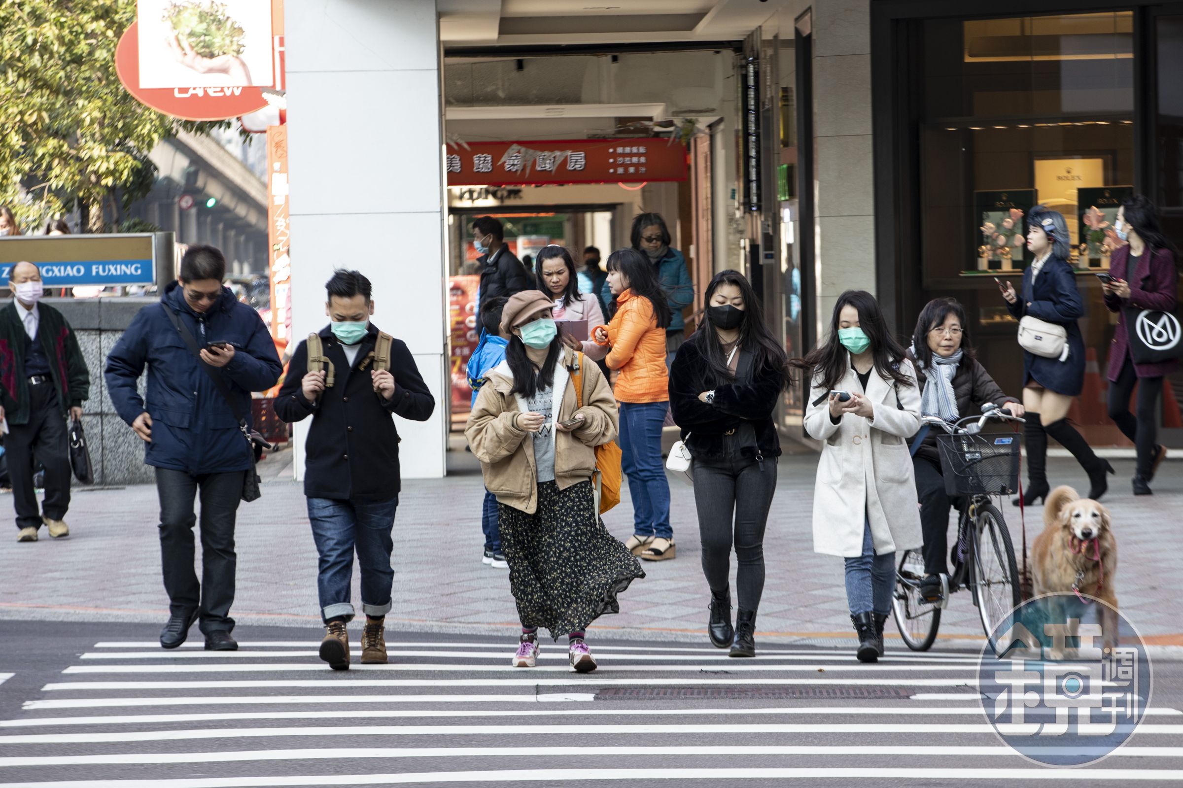 冷氣團、寒流近日接連來襲,讓小兒科、耳鼻喉科診所開門都排了長長人龍。(示意圖,本刊資料照)