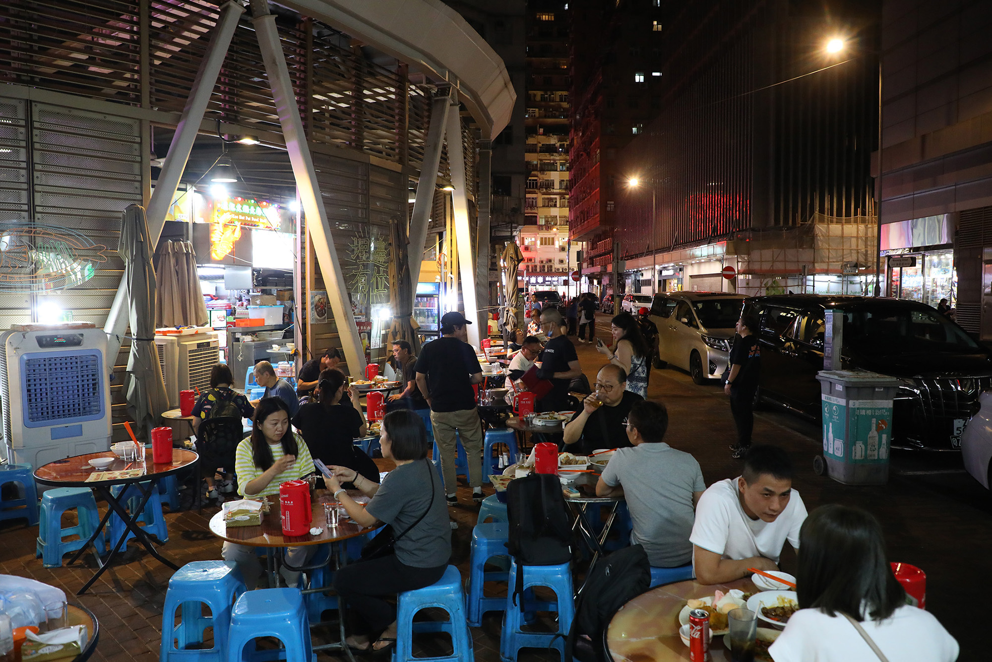 座落香港佐敦、營業至凌晨兩點的「御希大排檔」，是夜貓族與想續攤朋友的最佳選擇，讓人能卸下疲憊，開懷暢飲。