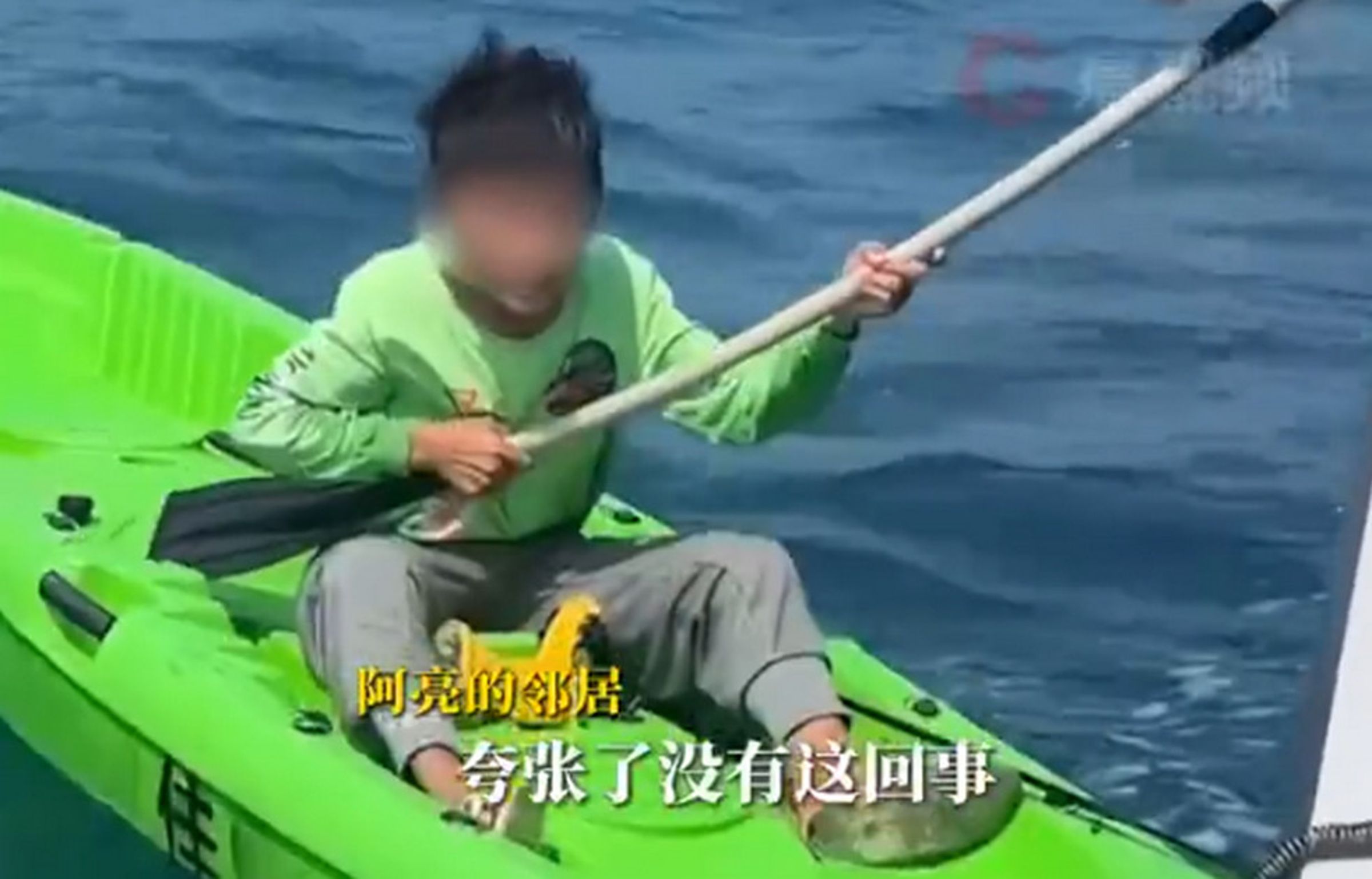 男童獲救後,警方比對地圖,驚覺他在海中漂流了30公里。(翻攝微博)