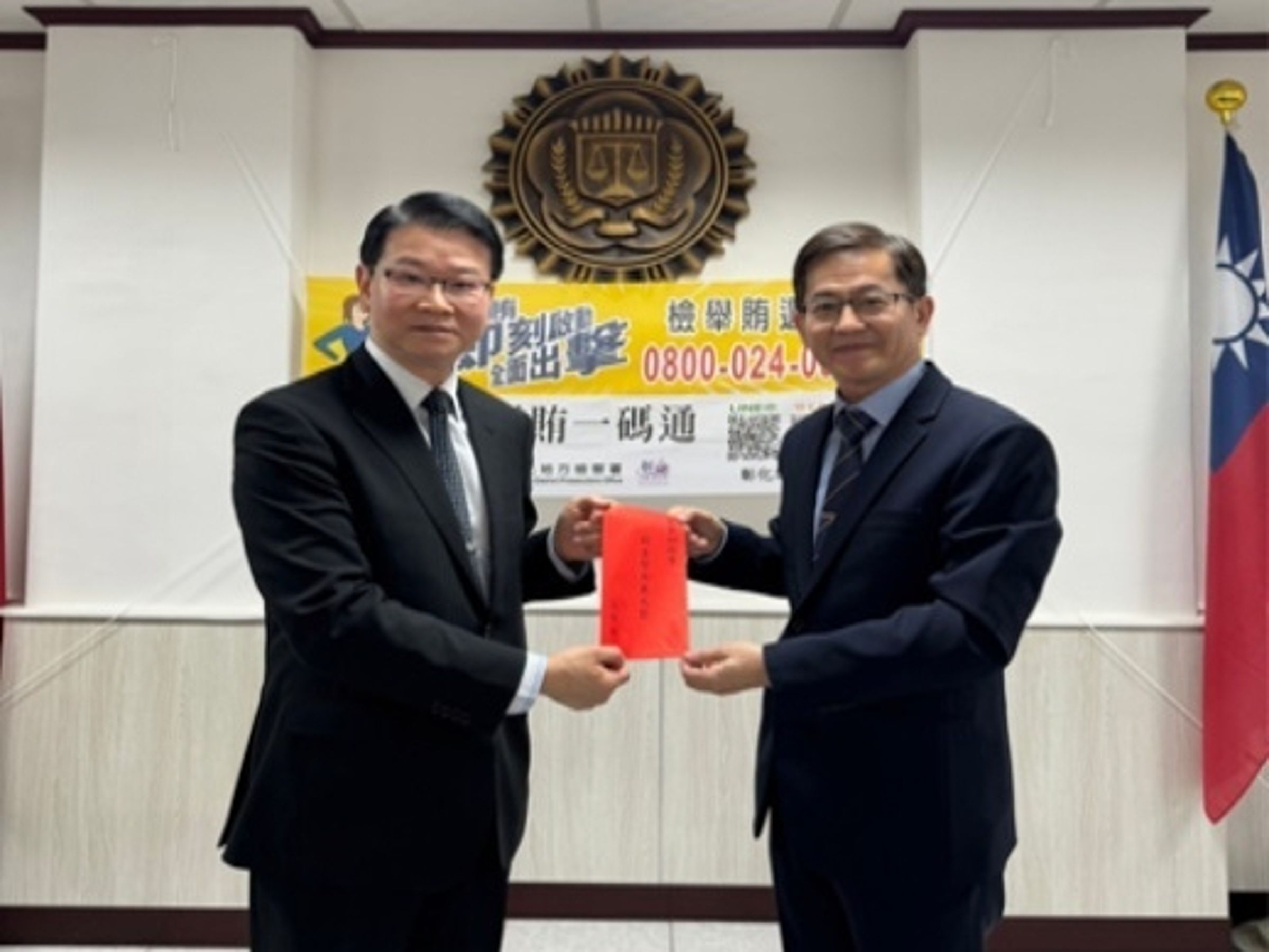 調查局局長王俊力(左)親赴彰化鼓勵第一線同仁辛勞,右為彰化縣站主任徐國楨。(調查局提供)