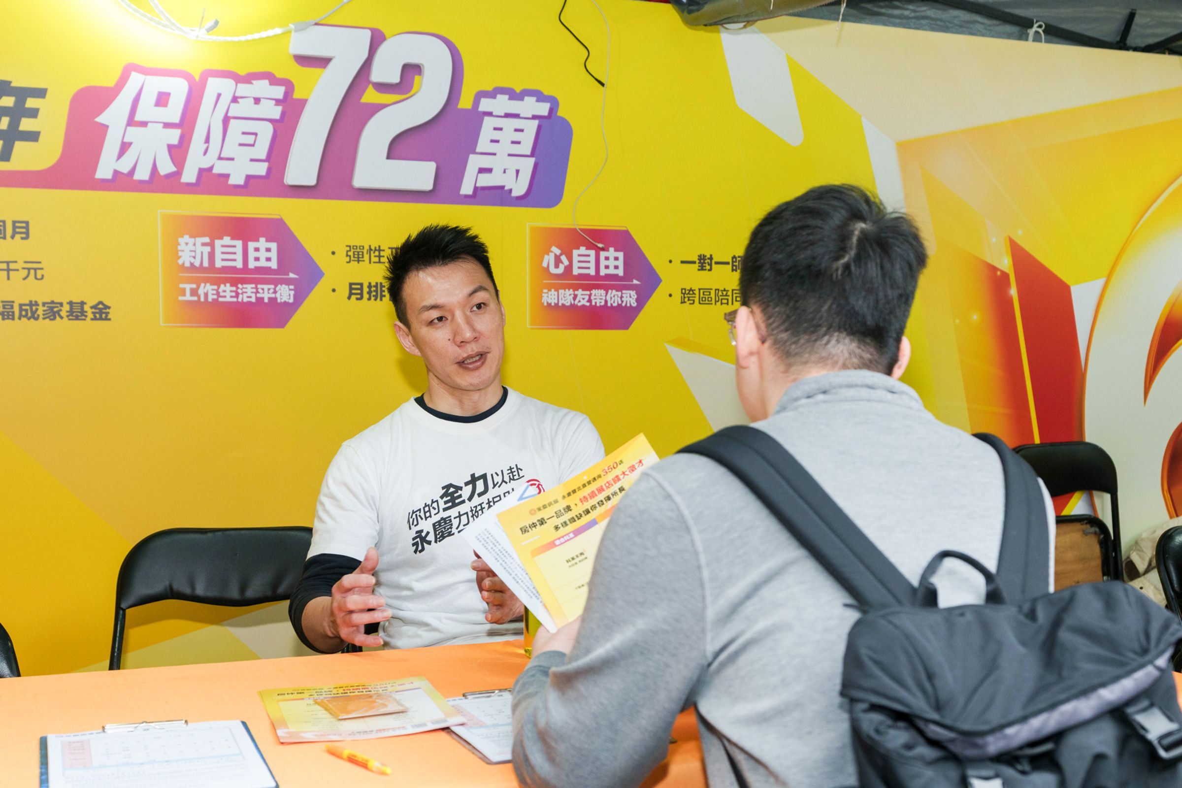 永慶房屋人資部協理塗振宏表示,有360小時課程與一對一師徒制,帶新人從基本功學起。(圖/永慶房屋提供)