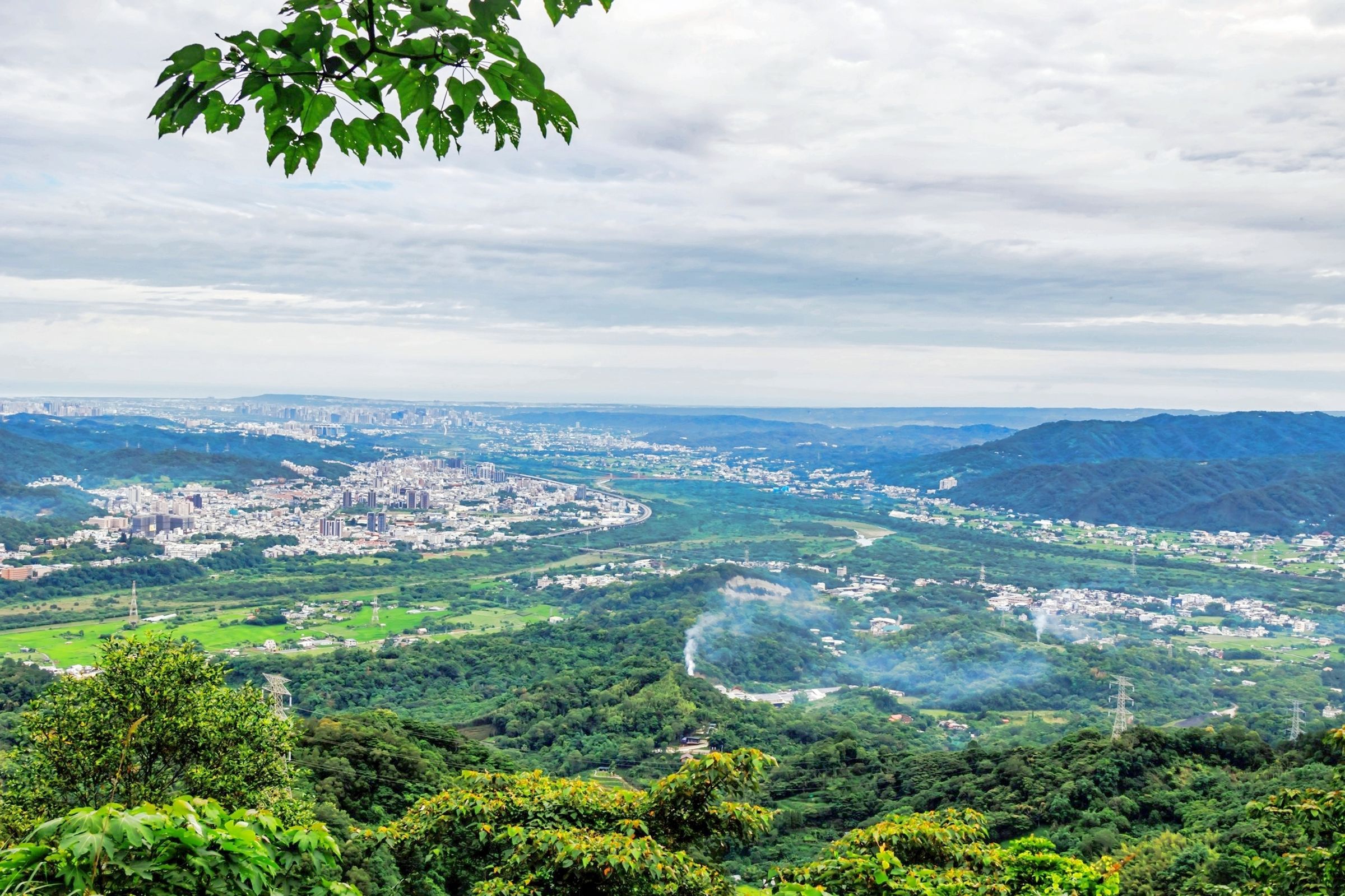麒麟步道上視野開闊，美景一覽無遺。（新竹縣政府提供）