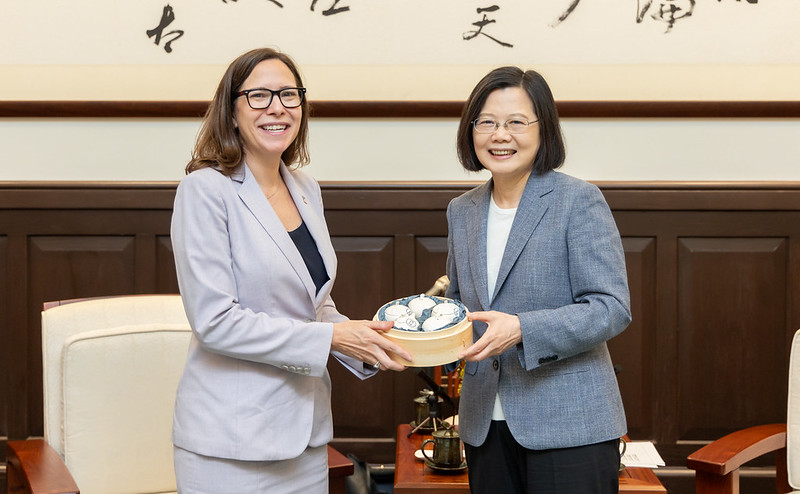 總統蔡英文今（16）日下午接見美國在台協會（AIT）主席羅森柏格（Laura Rosenberger）。（總統府提供）