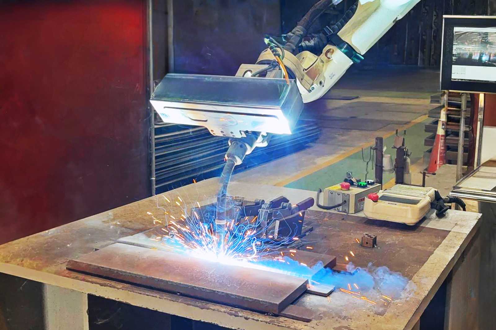 工研院的3D智能焊接AI機器人已導入國內鋼鐵大廠的生產線進行驗證，預期未來可為半導體、厚板高階運具、離岸風電等產業提高12倍產能，藉此增加訂單。（工研院提供）