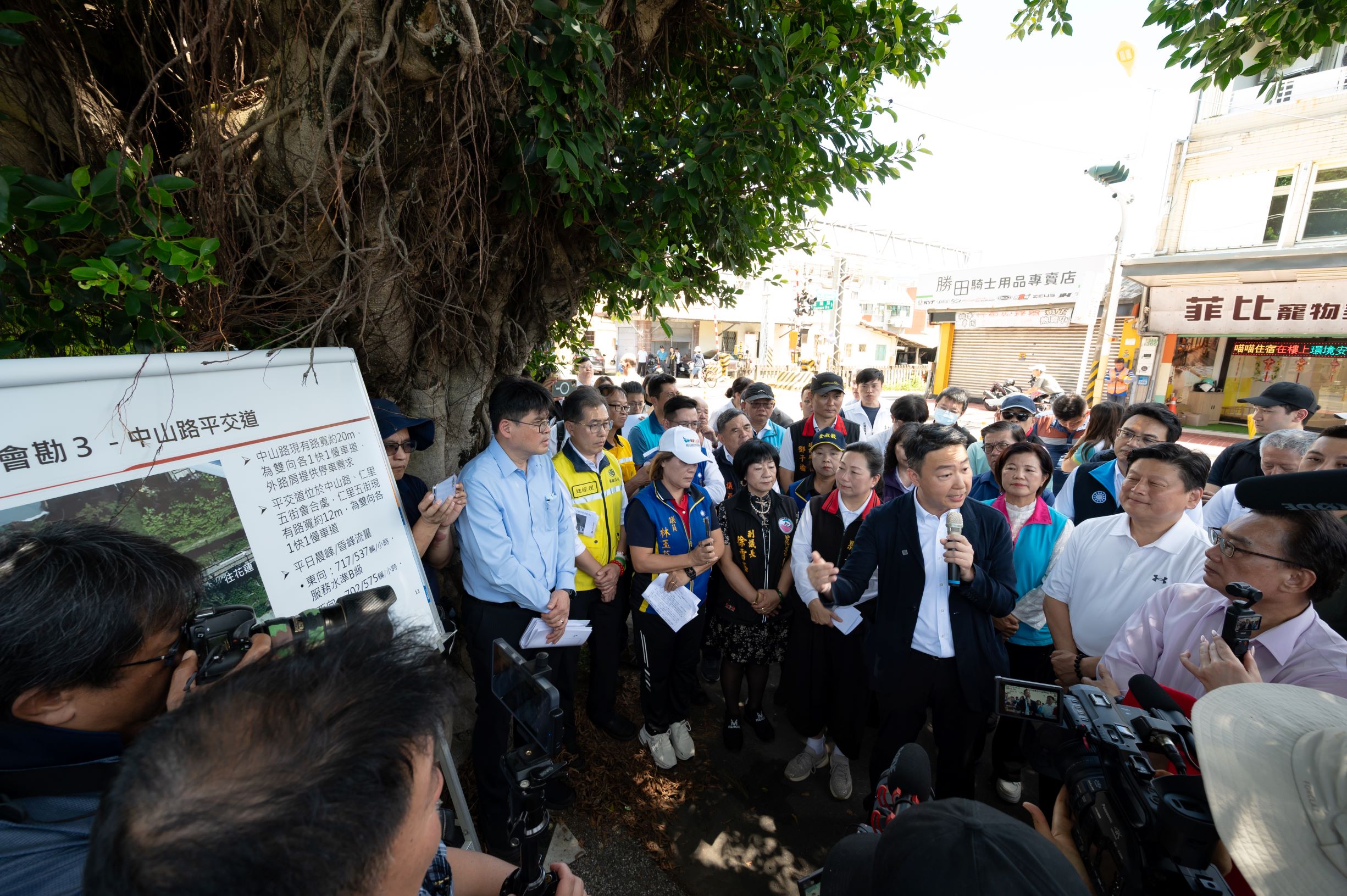 陳世凱與交通委員會成員在建國路平交道聽取簡報時，與傅崐萁正面言語交鋒。（交通部提供）