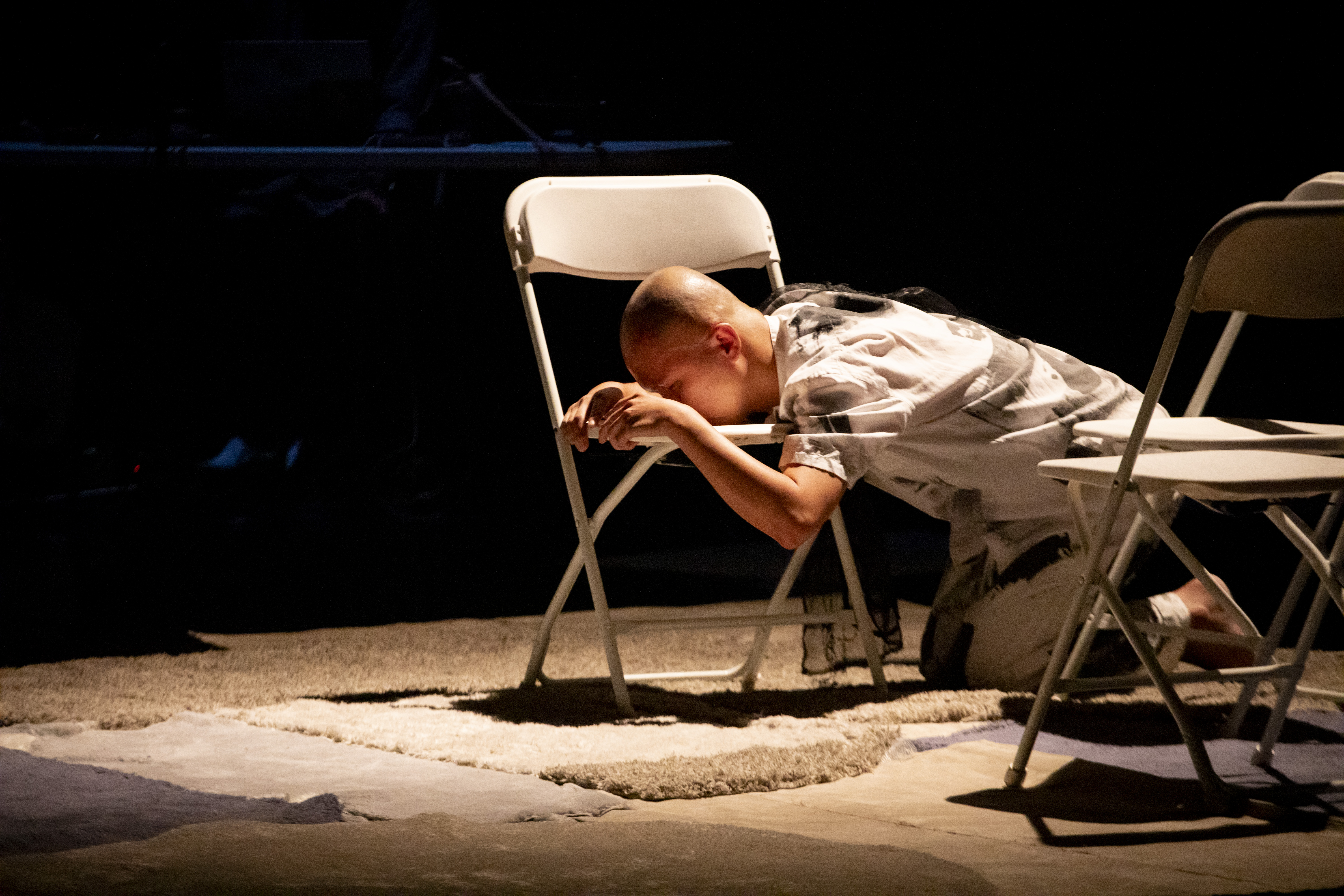 許家峰在舞台上依靠非視覺感官和道具互動，完成30分鐘的獨舞作品《礙人》。