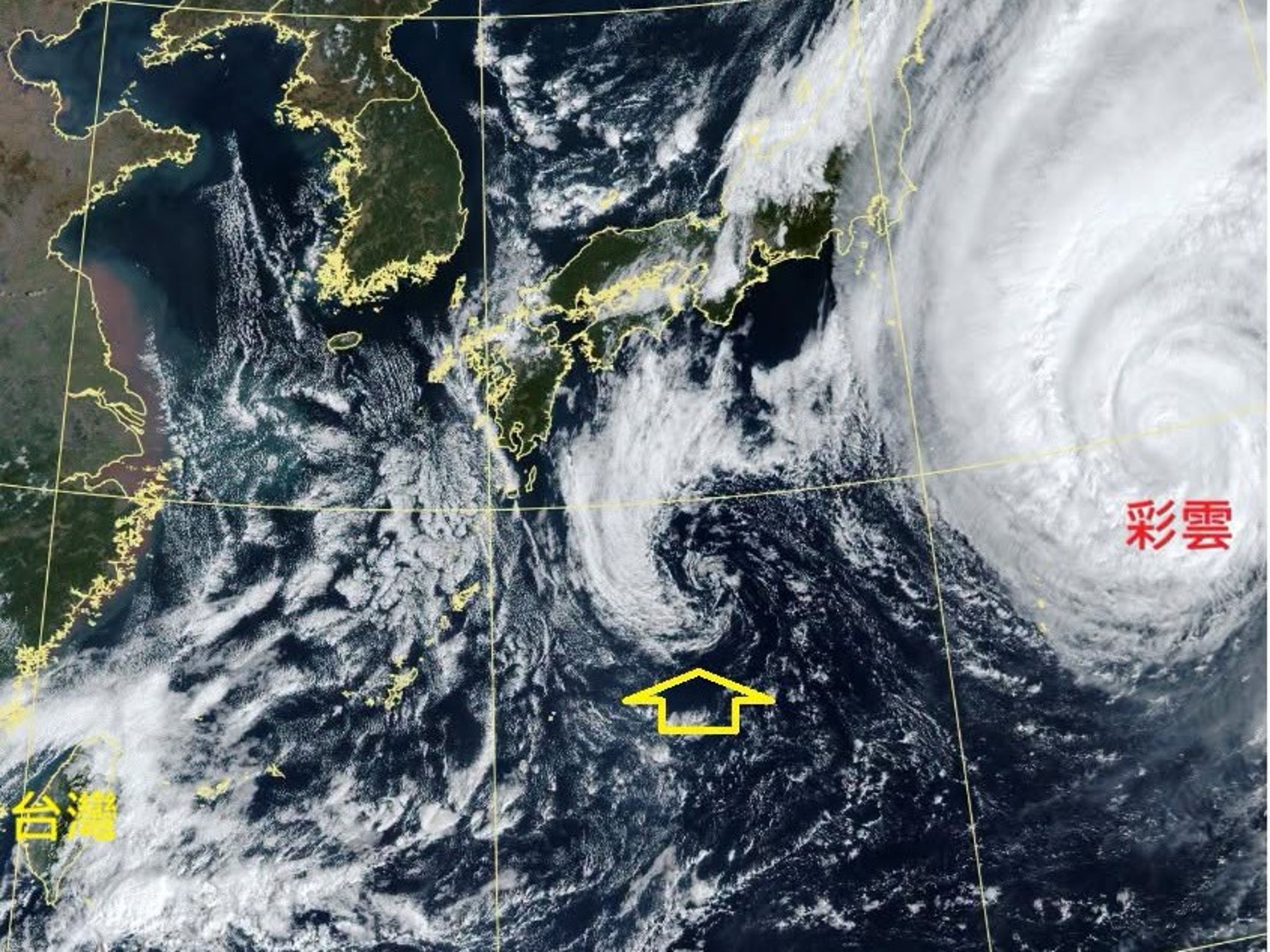 從雲圖可見,彩雲龐大雲系西側有一個旋轉雲系,宛如彩雲的跟班,前中央氣象局長鄭明典今日說明原因。(翻攝自臉書@鄭明典)