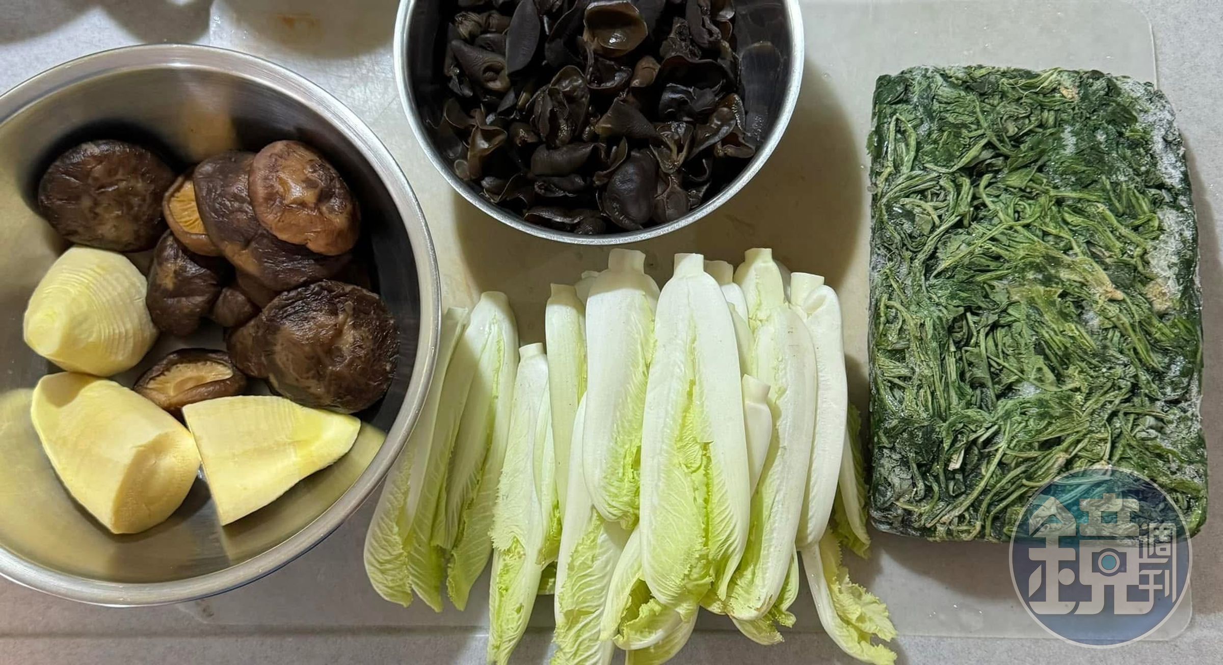 先準備素餃的材料：冷凍薺菜、白菜心、木耳、花菇、冬筍。