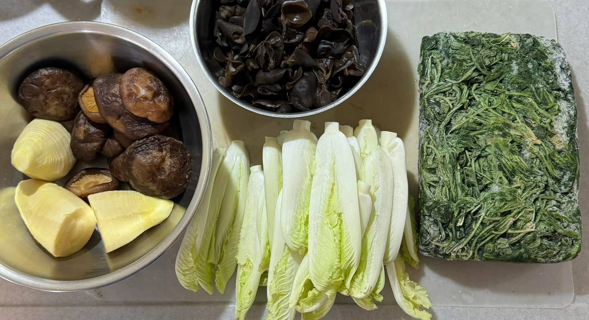 先準備素餃的材料：冷凍薺菜、白菜心、木耳、花菇、冬筍。