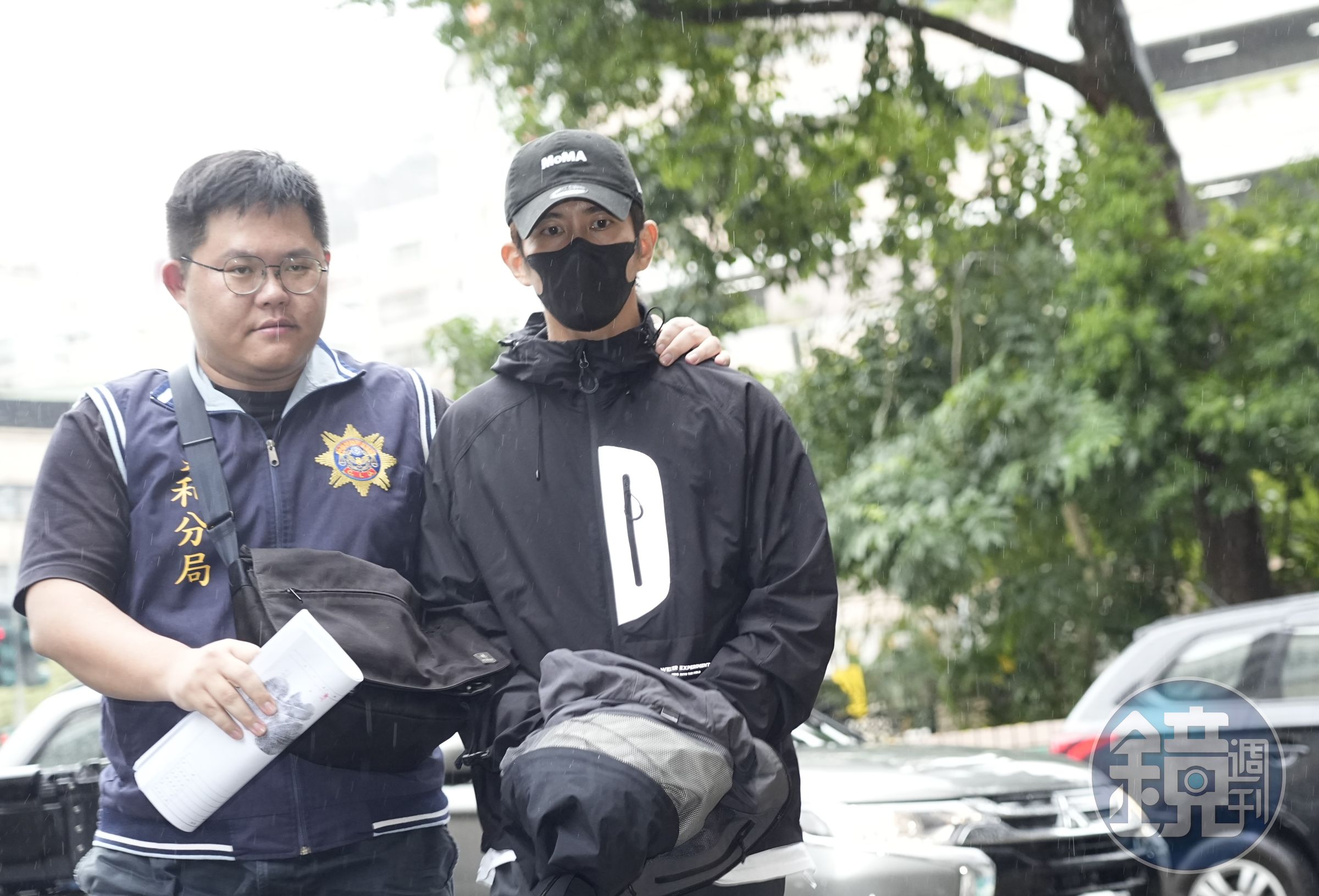 藝人修杰楷涉閃兵,昨(21日)遭上銬拘提,並在當天下午以50萬元交保。