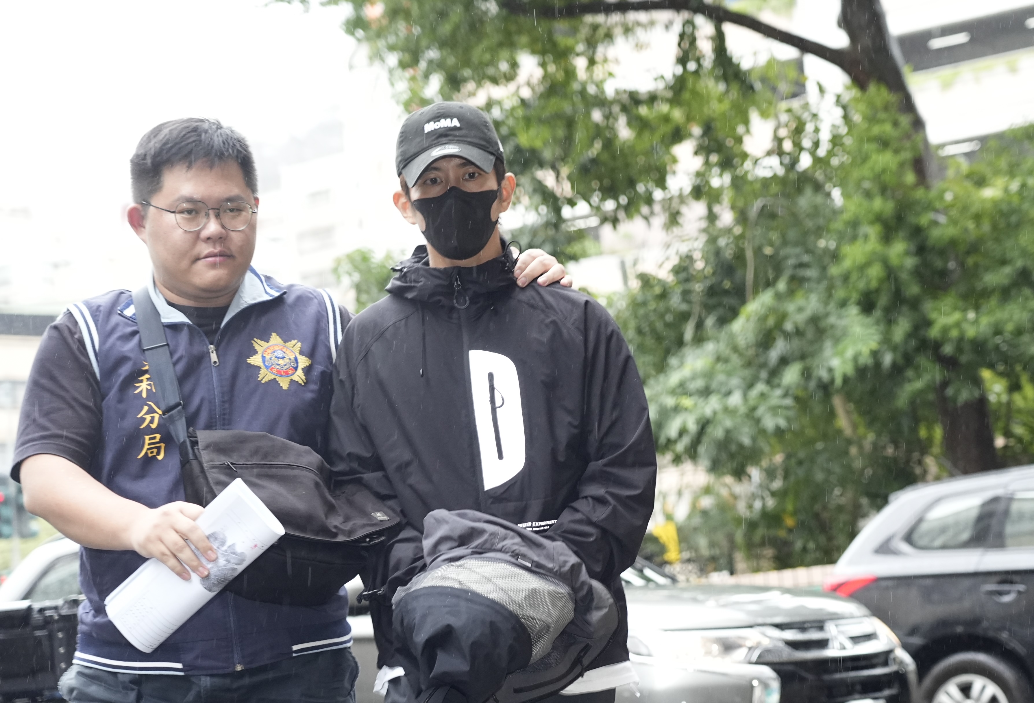 藝人修杰楷涉閃兵，昨（21日）遭上銬拘提，並在當天下午以50萬元交保。