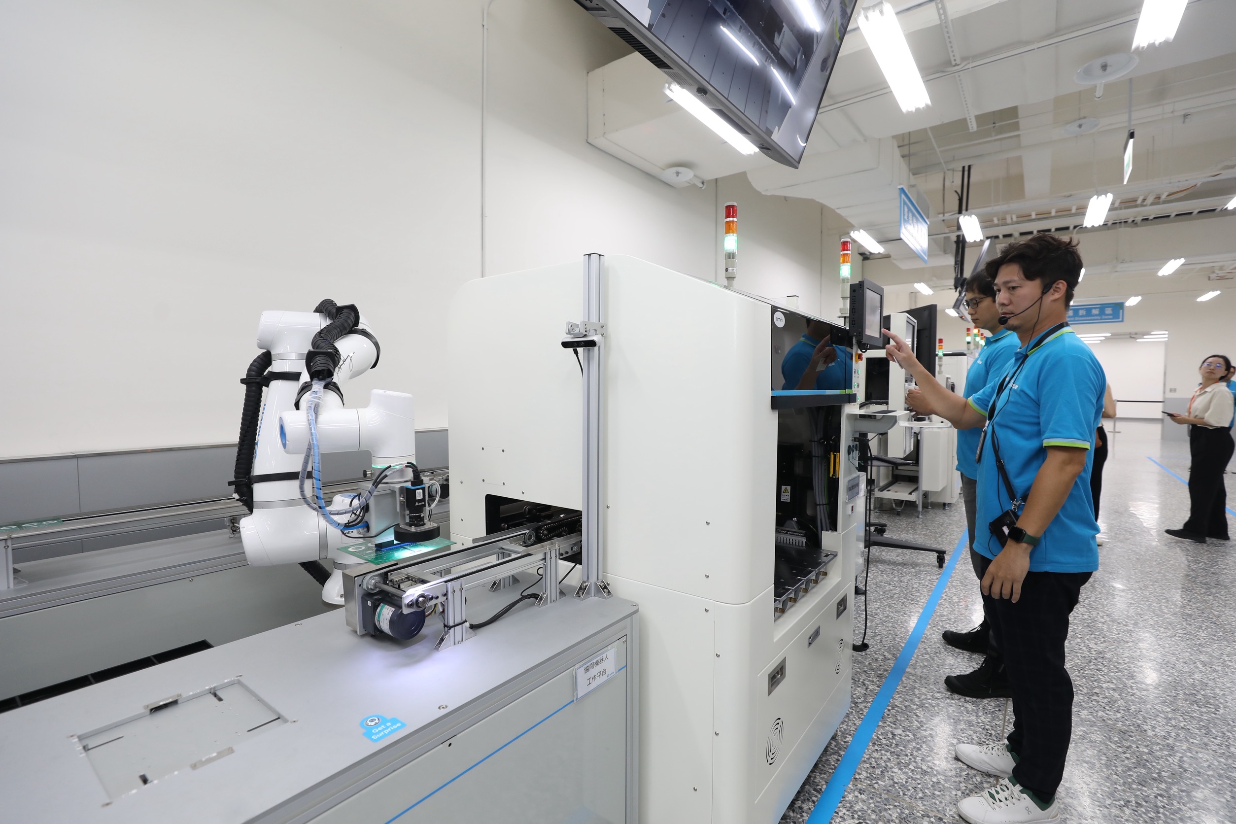 台達電子公開位於中壢六廠的「台達智能製造創新中心」，展示區已設置噴膠機等製造業產線的設備，模擬數位雙生效果。