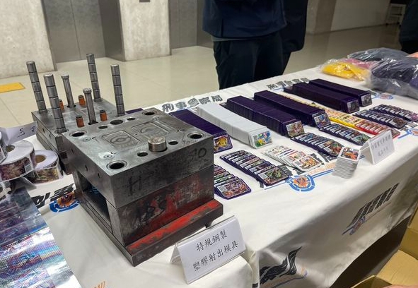 對此，警方依法嚴懲，呼籲消費者拒絕盜版。（翻攝畫面）