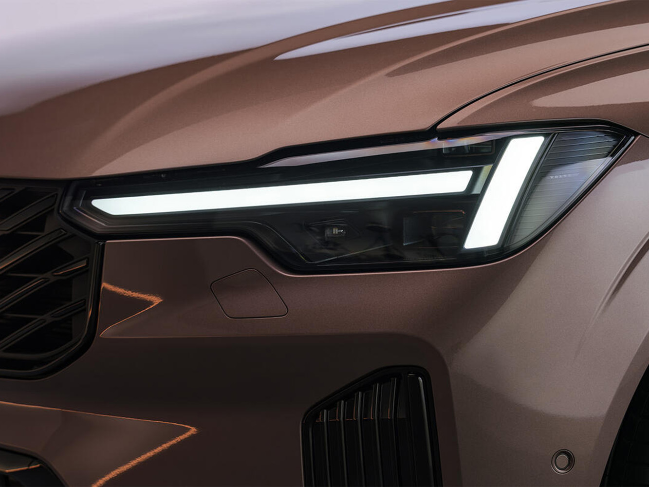 XC60 PHEV 換上全新的矩陣式 LED「雷神之錘」頭燈，延續 Volvo 近年家族化的設計語言。