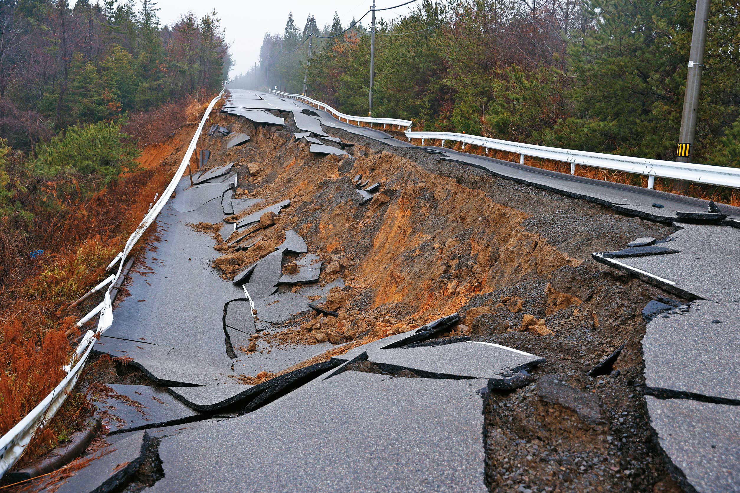 石川縣志賀町往輪島市區的道路，因為強震而嚴重坍方。