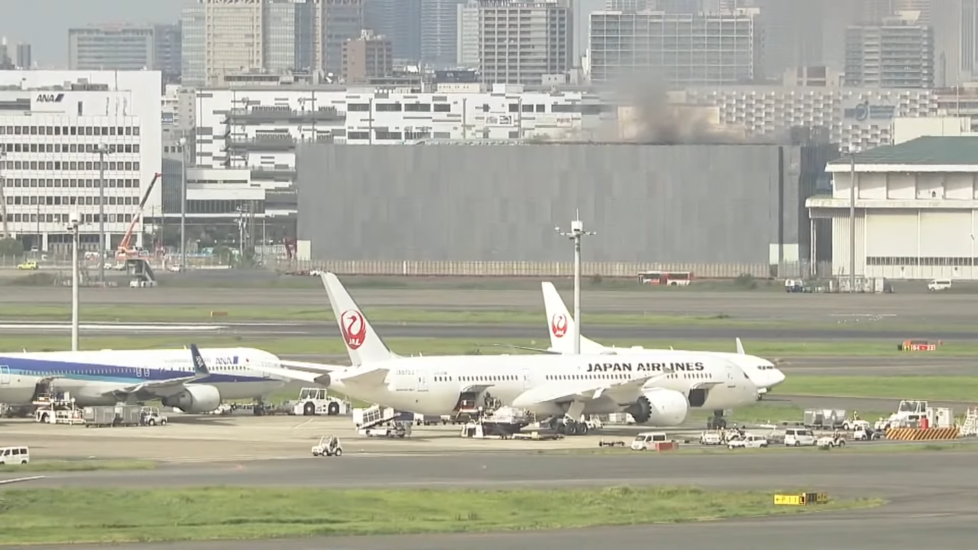 羽田機場舊機棚火警,所幸沒有影響到航班起降。(翻攝自YouTube ANNnewsCH)