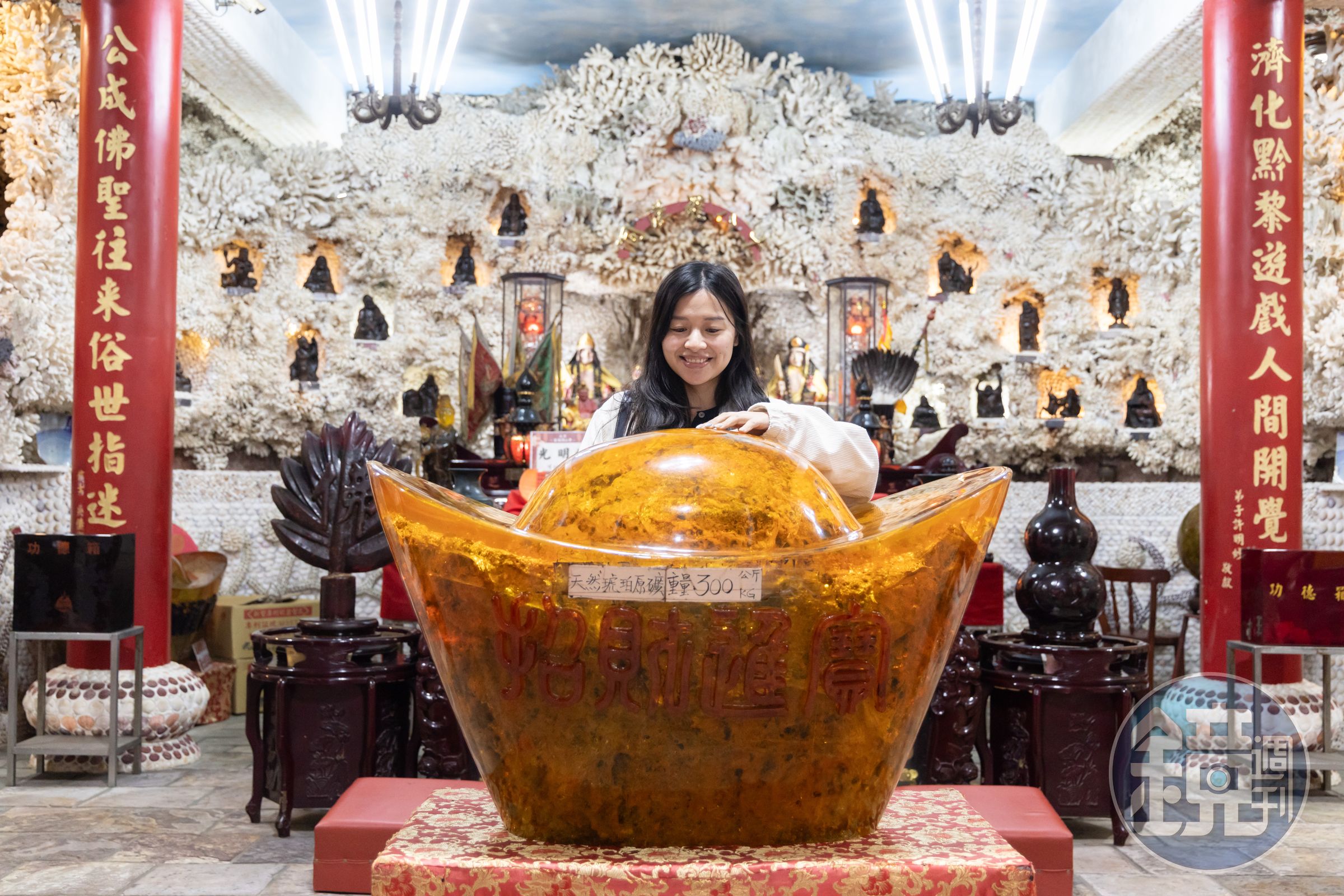 香爐前的大元寶是由天然琥珀礦石建成,摸完可以財源廣進。
