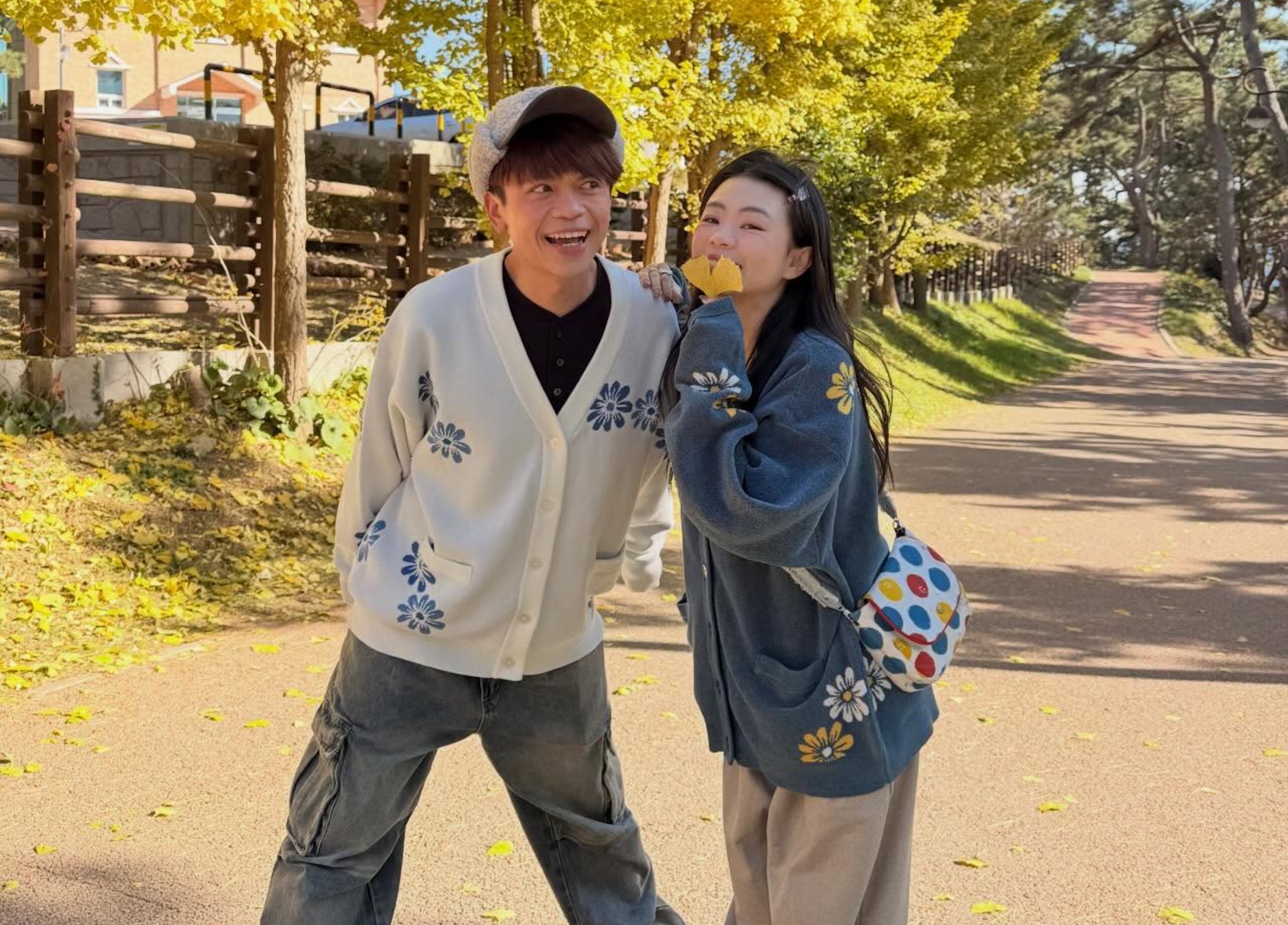 蔡阿嘎、二伯的自創品牌「hahababy」被控抄襲多家日本品牌,今透過律師發出聲明回應。(翻攝自嘎嫂二伯臉書)