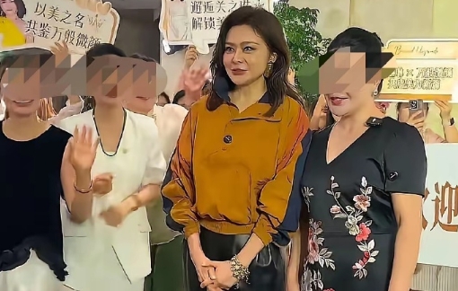 關之琳息影19年罕見露面。(翻攝自微博)