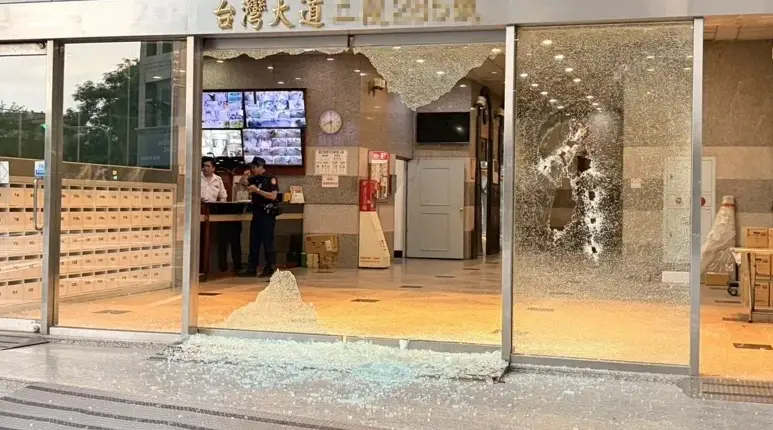 台中市清晨驚傳掃射槍響！台灣大道商辦大門玻璃碎裂　警方全力查緝中
