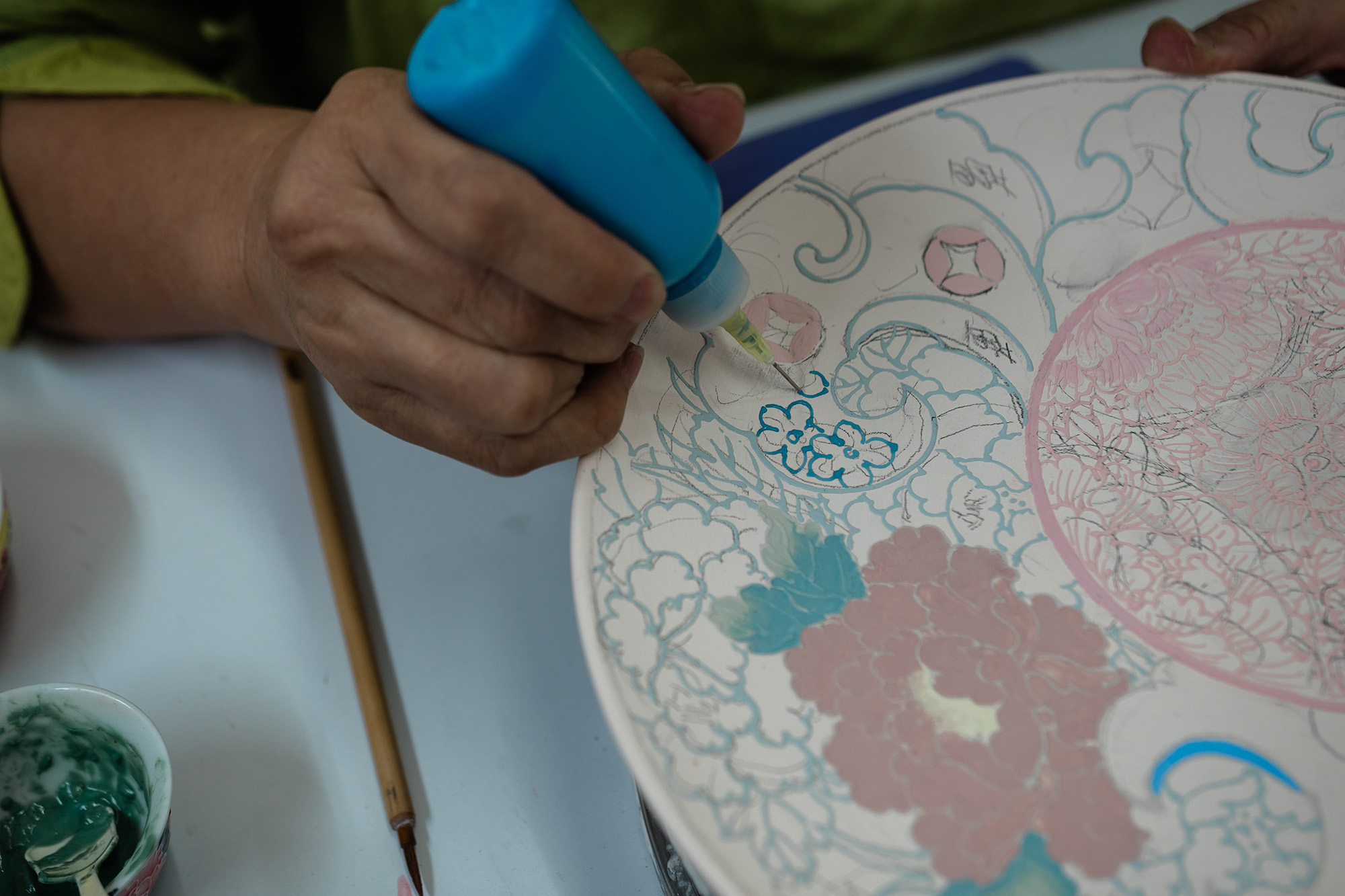 職人特展邀請到7位資深陶瓷彩繪大師創作獨一無二的作品,同時也展現出他們高深的技藝。(鶯歌產地開放日提供)