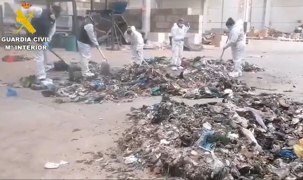 裝有嬰兒遺體的垃圾袋被丟棄在馬德里一處垃圾箱內。（翻攝自西班牙國民警衛隊）