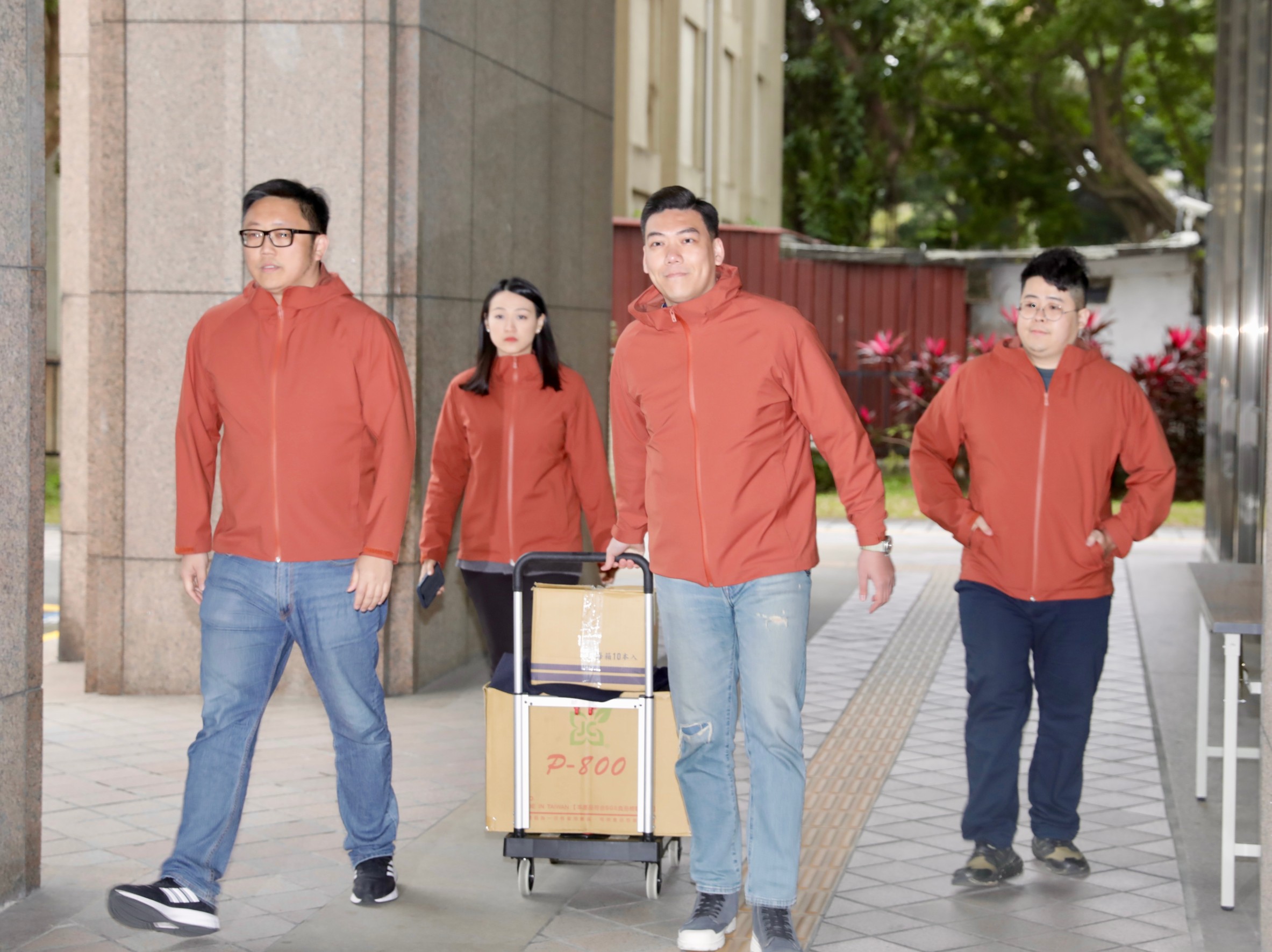 今日上午罷免吳思瑤的團隊再度遞交2,836份第一階段連署書，正式啟動罷免程序。