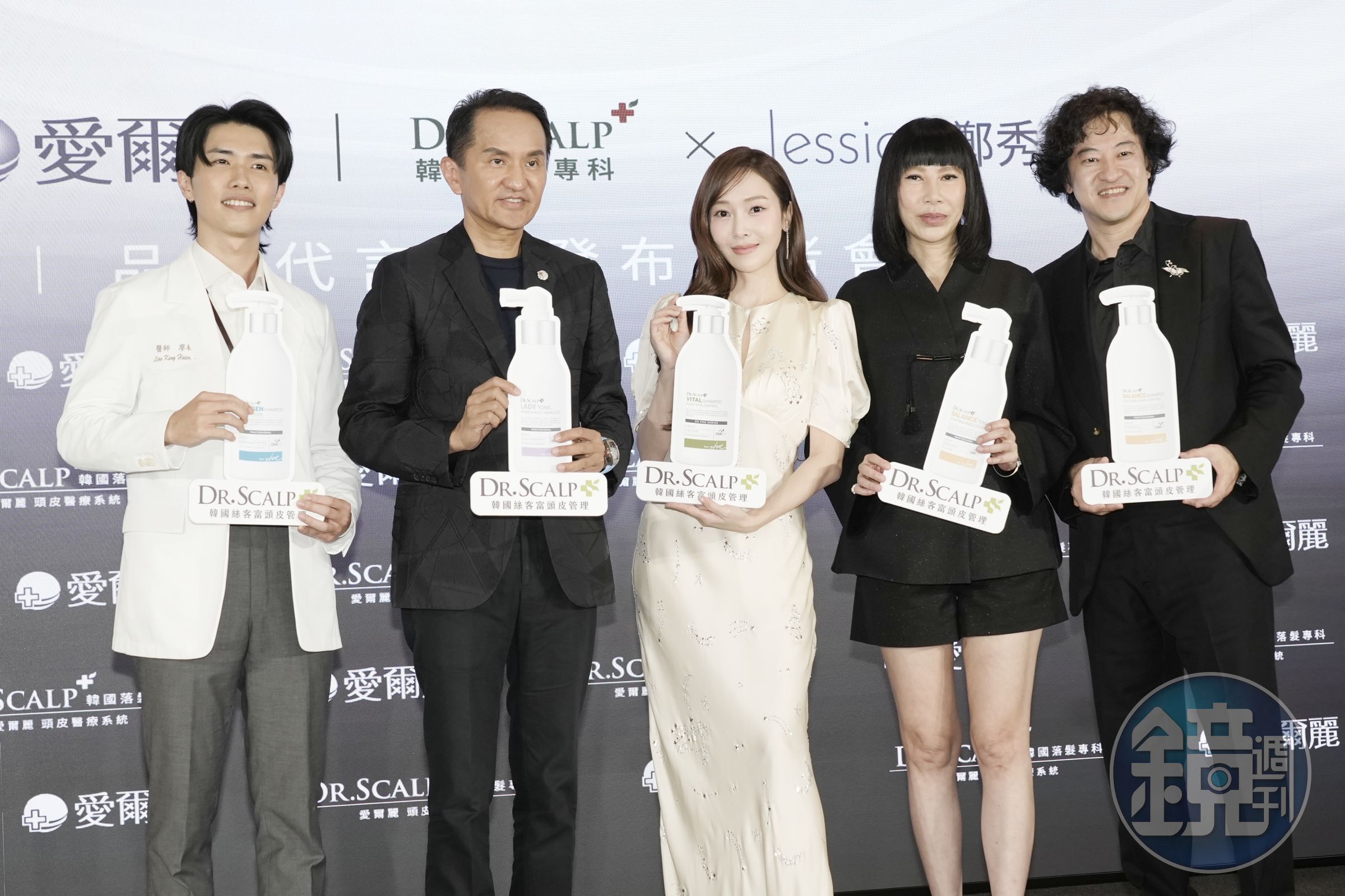 Jessica與愛爾麗醫療集團長官合照。