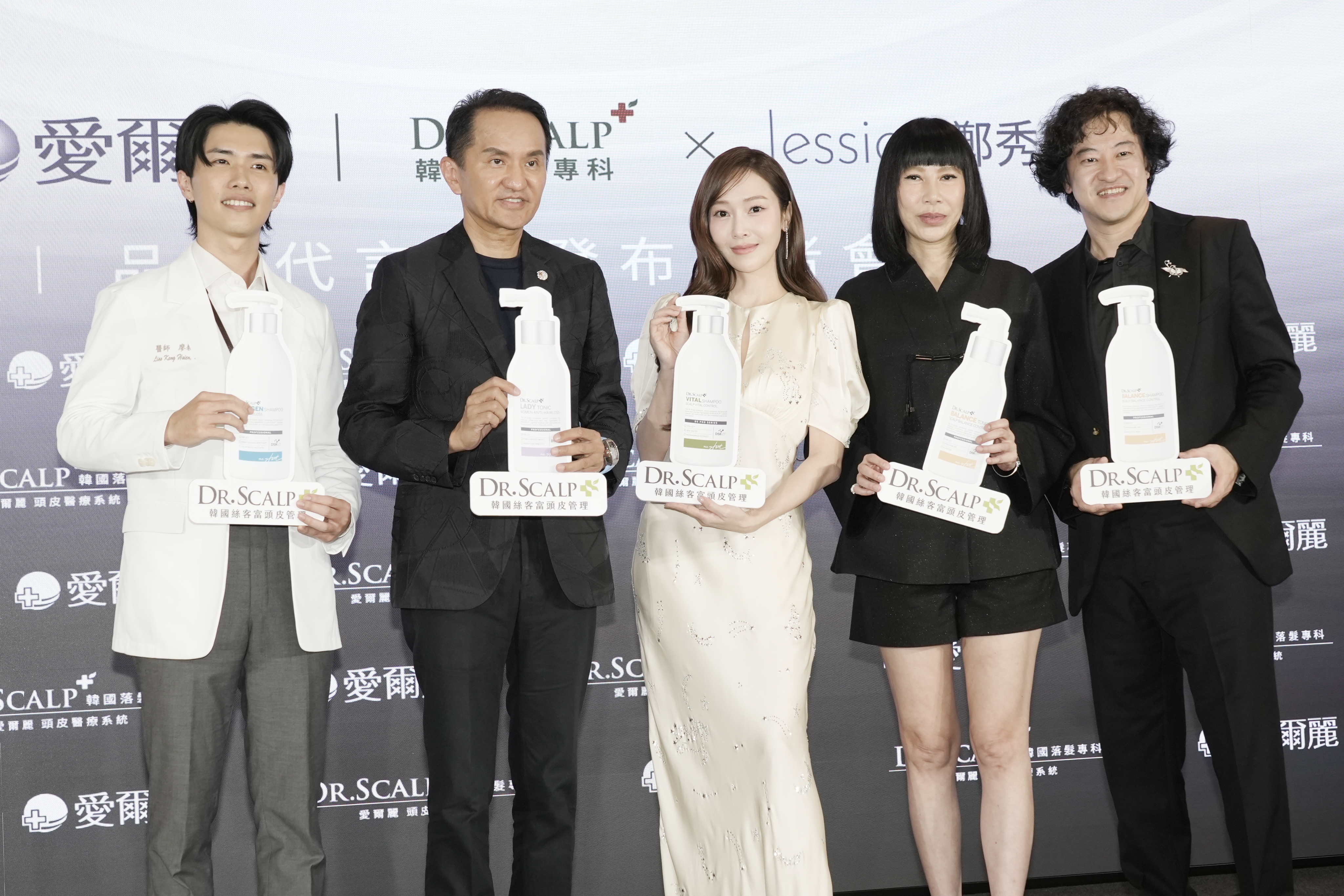 Jessica與愛爾麗醫療集團長官合照。
