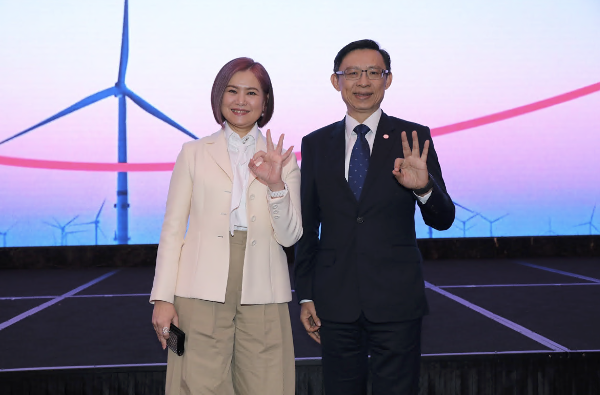 全球人壽董事長林文惠（左）、與總經理馬君碩在流金沙臺啟動宣誓儀式，落實企業永續經營。