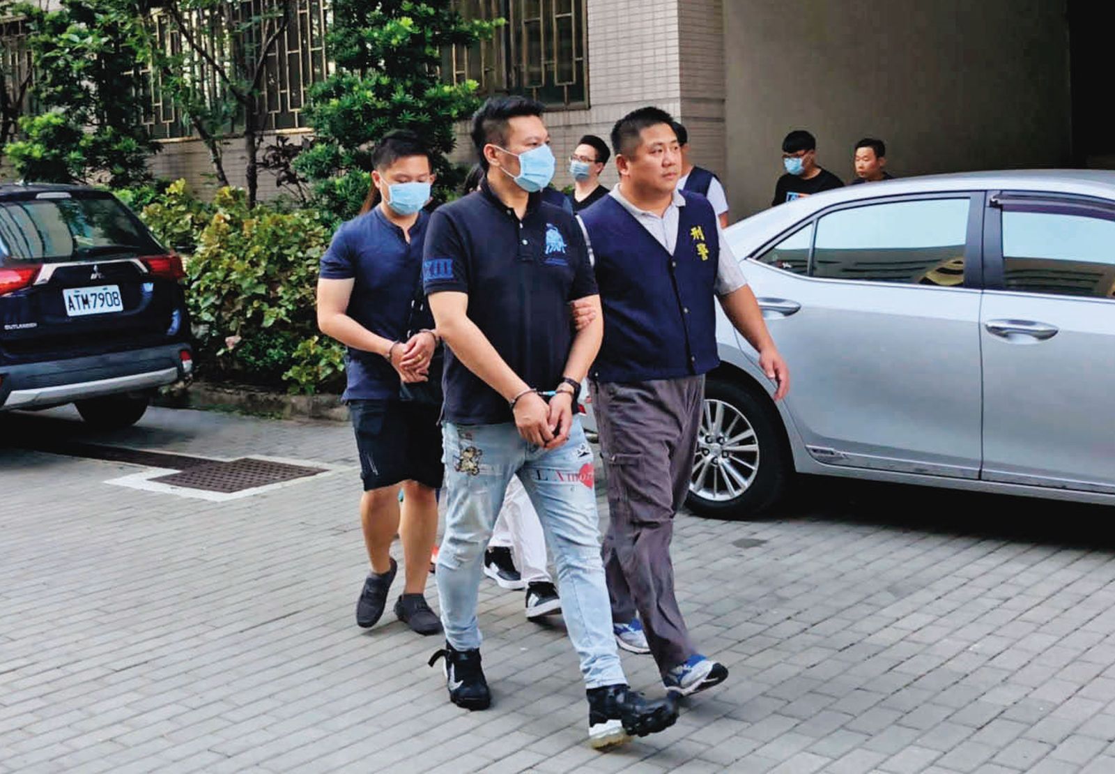 黃焌柚(中)曾因詐騙案被捕,負責偵辦天珠商人命案的警官因此對他有印象。(刑事局提供)