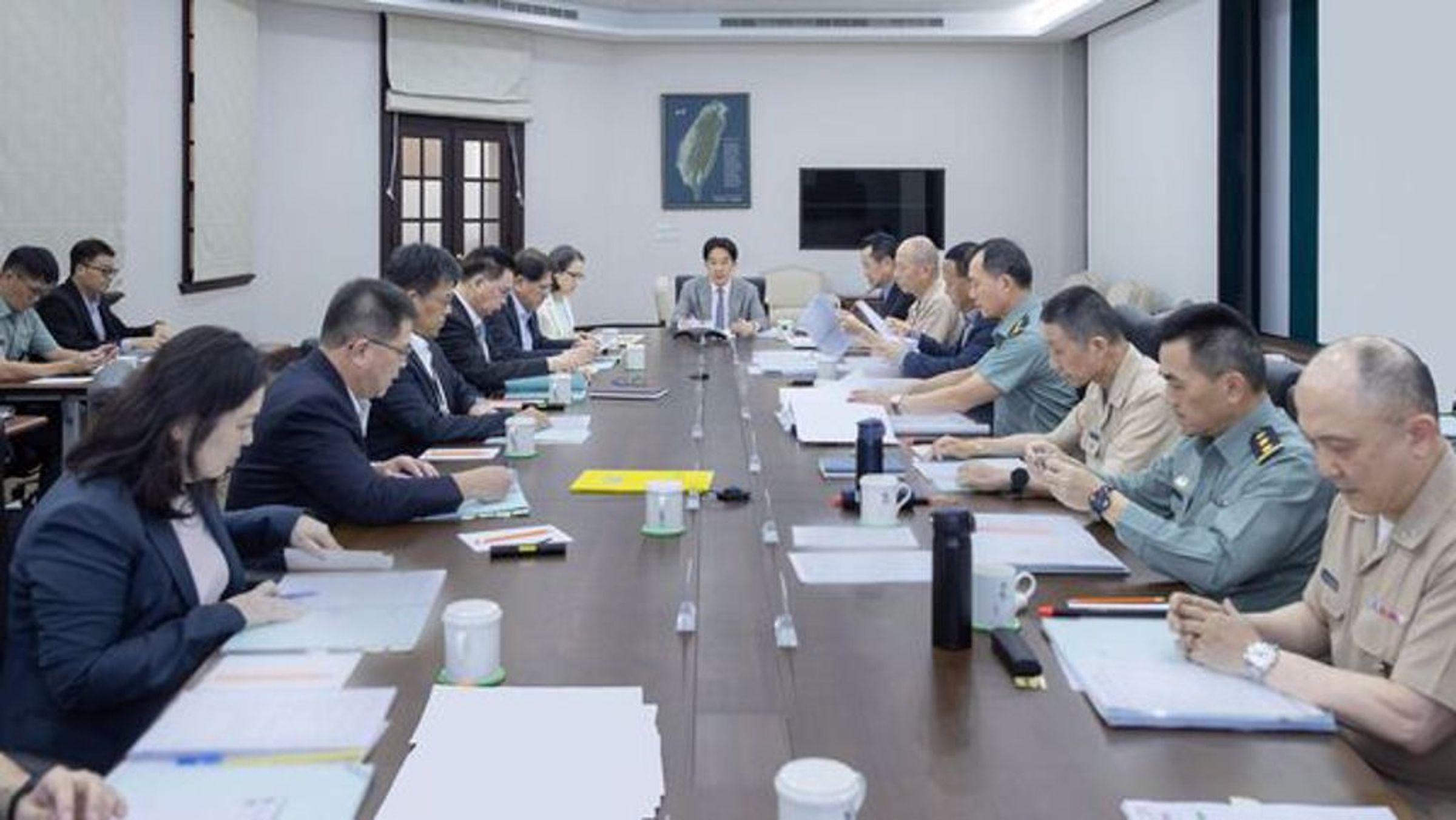 因應中東局勢，賴清德19日與國防部、國安團隊召開例行軍事會談。（總統府提供）